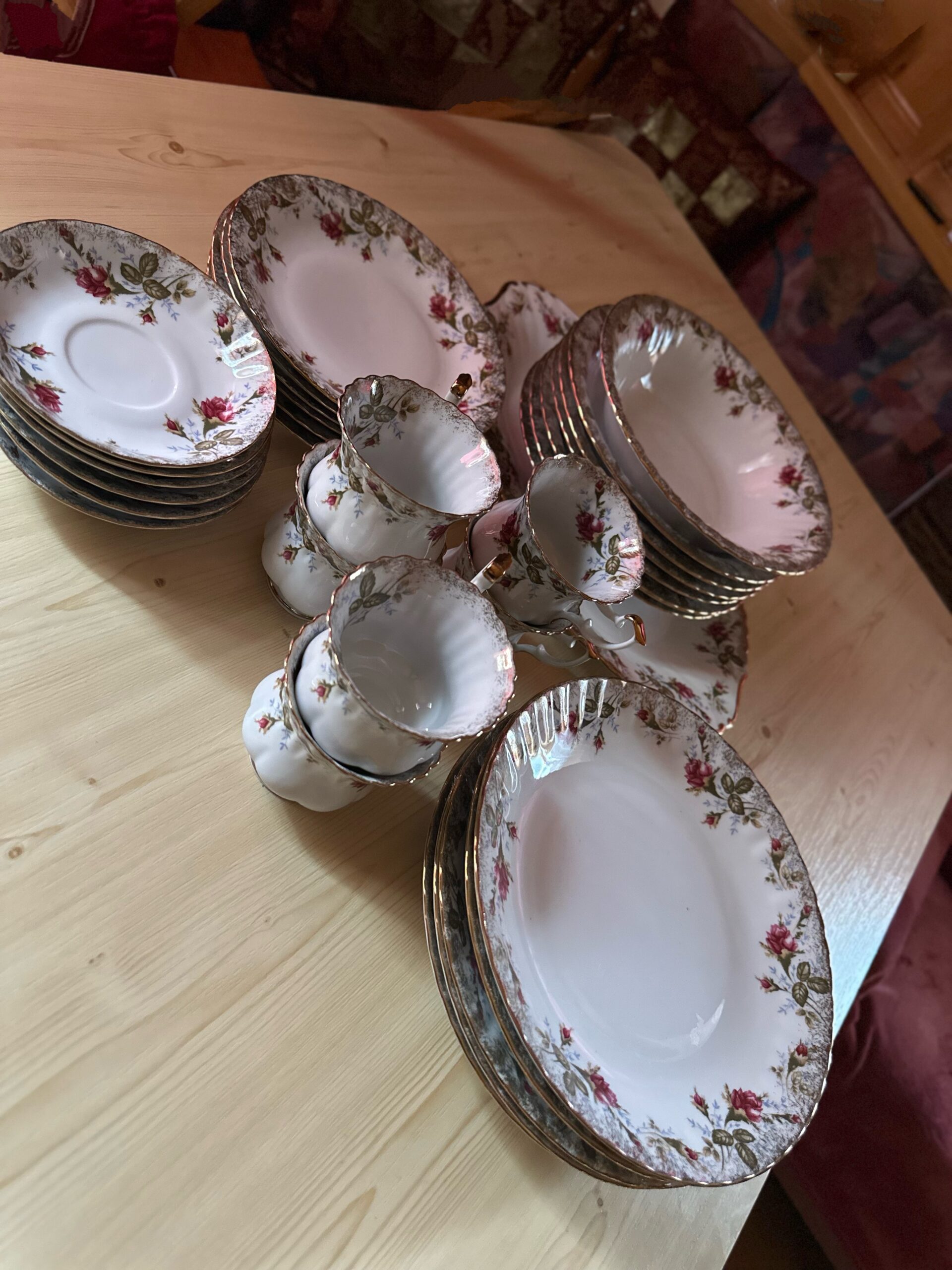 Echtes polnisches 34 teiliges Porzellanservice mit Goldrand