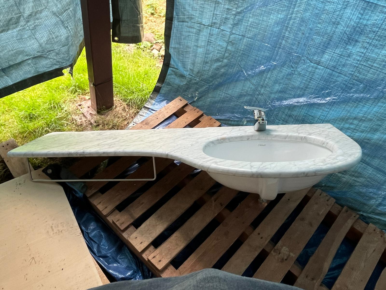 Waschbecken mit Marmorplatte