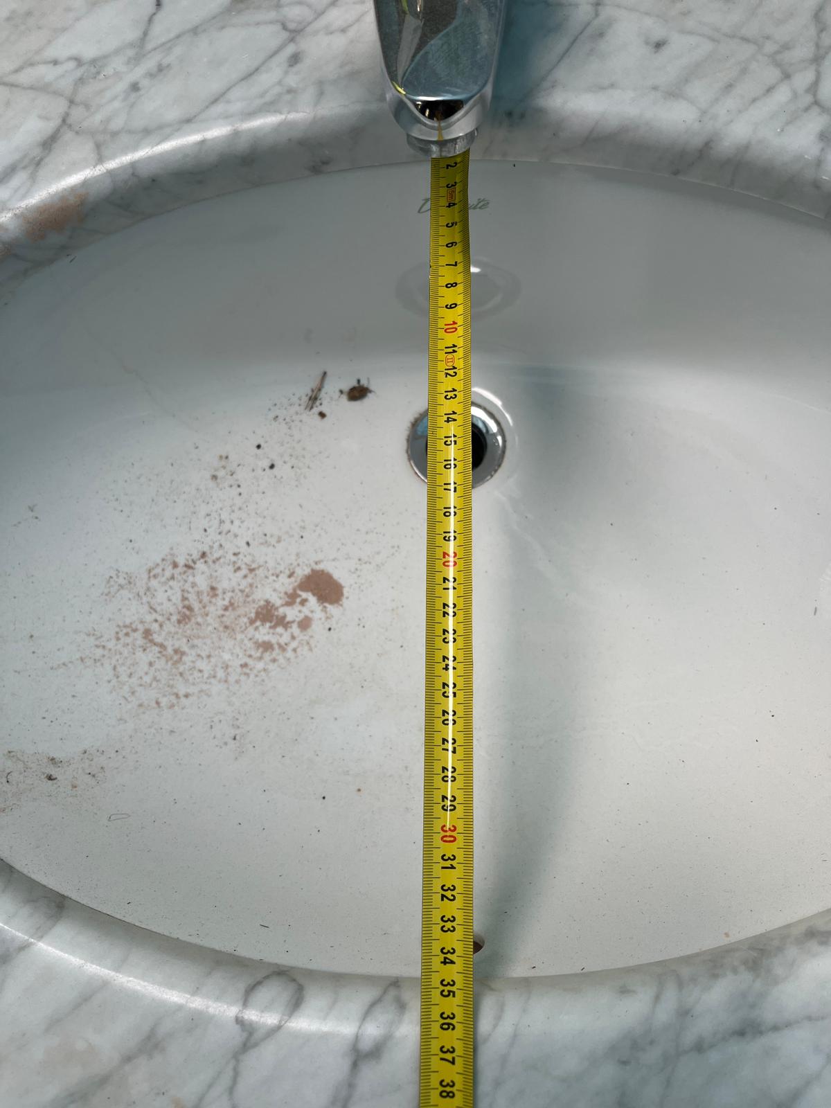 Waschbecken mit Marmorplatte