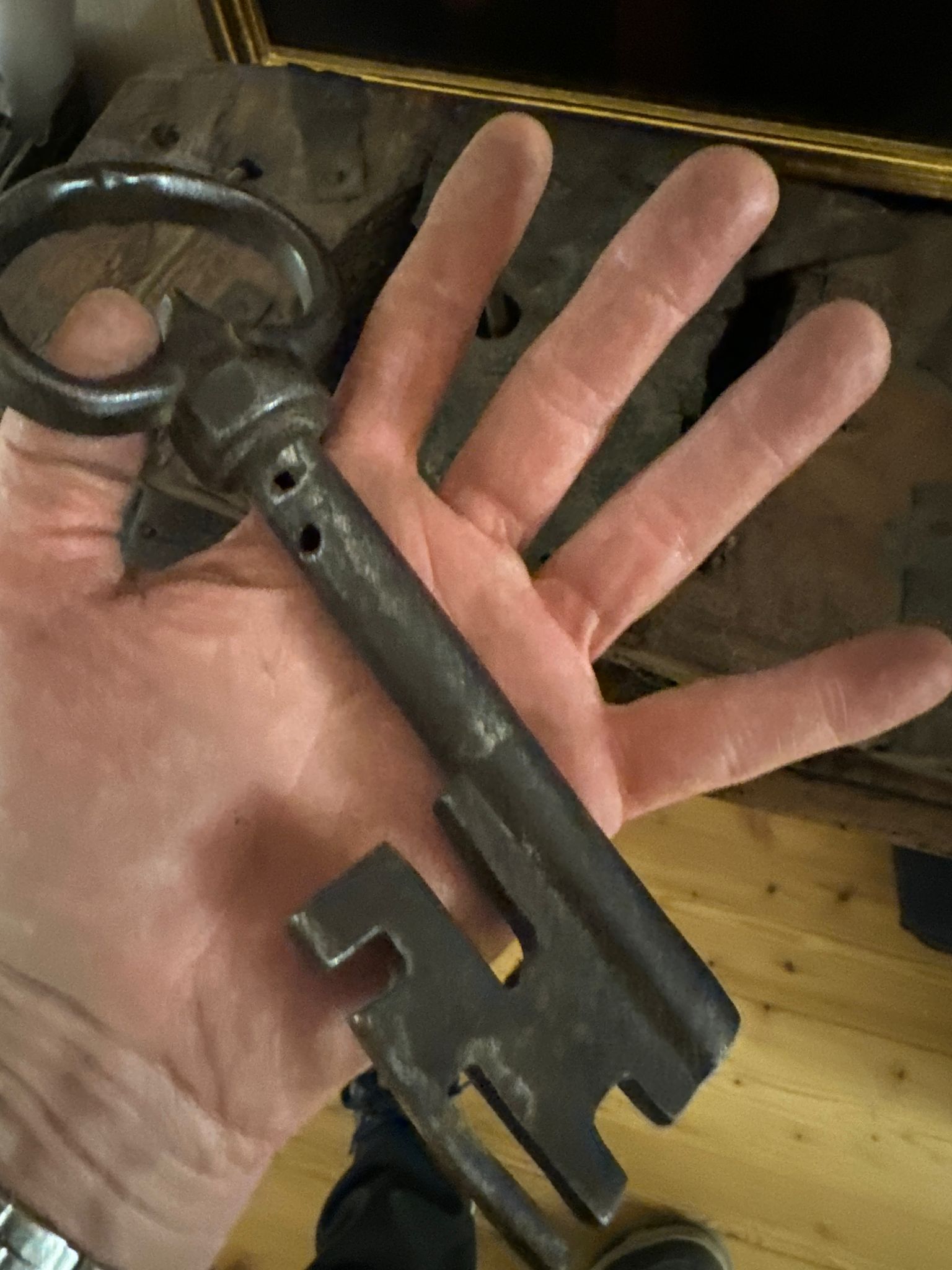 Gewaltiges antikes Schloss mit großem Schlüssel