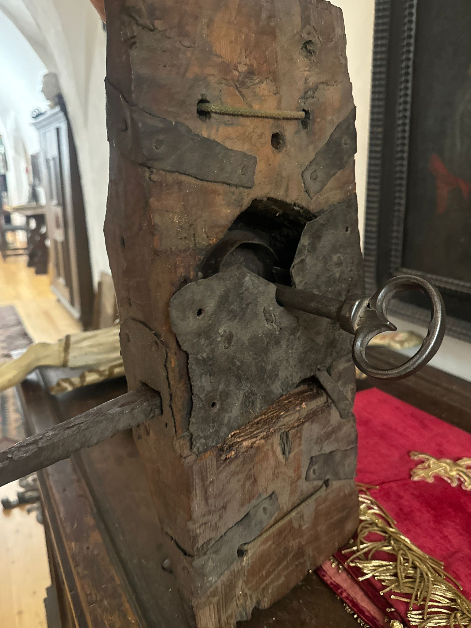 Gewaltiges antikes Schloss mit großem Schlüssel