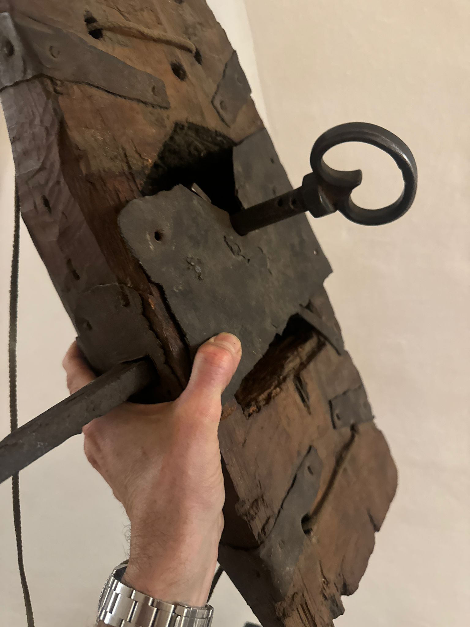 Gewaltiges antikes Schloss mit großem Schlüssel