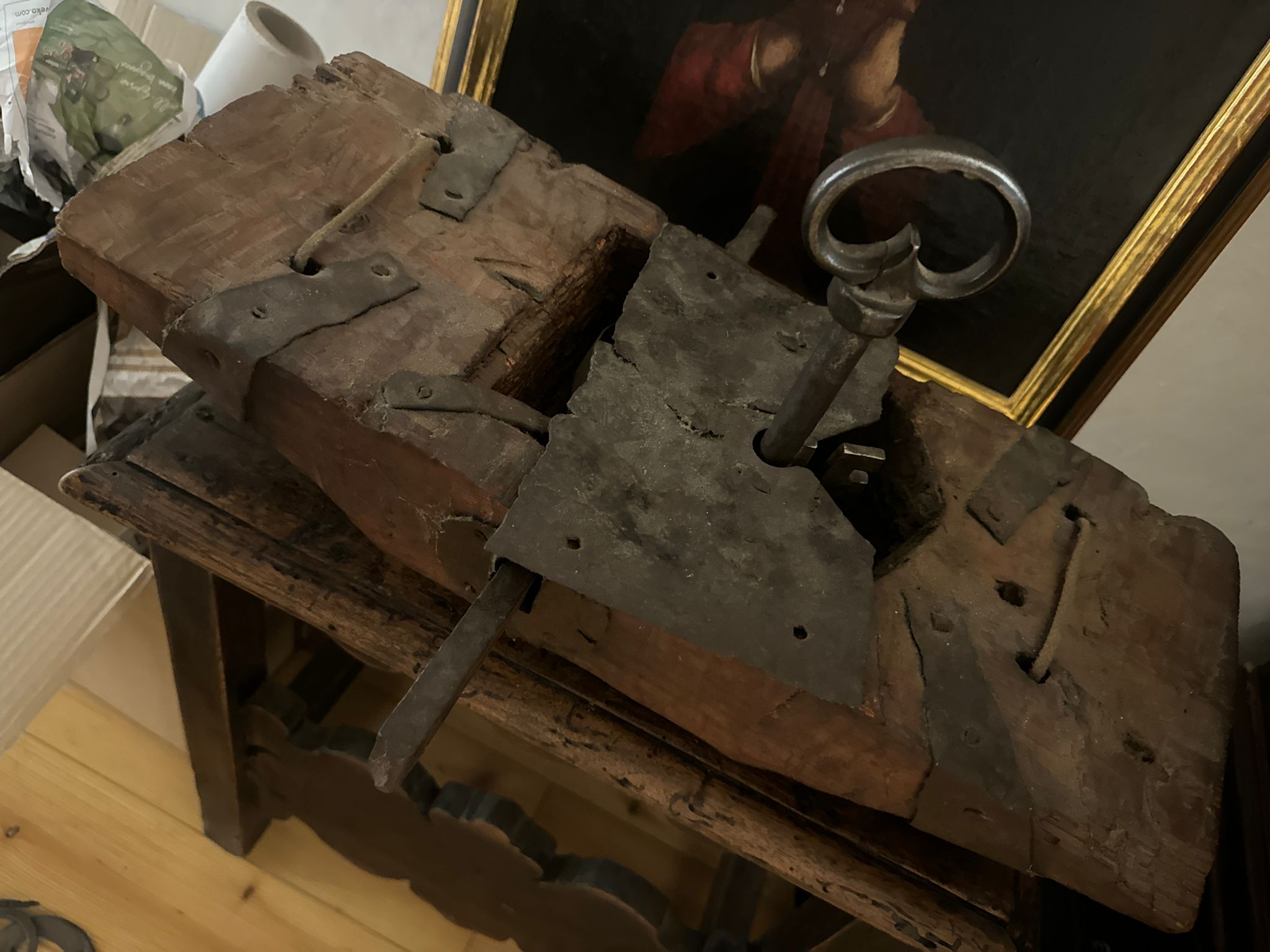 Gewaltiges antikes Schloss mit großem Schlüssel