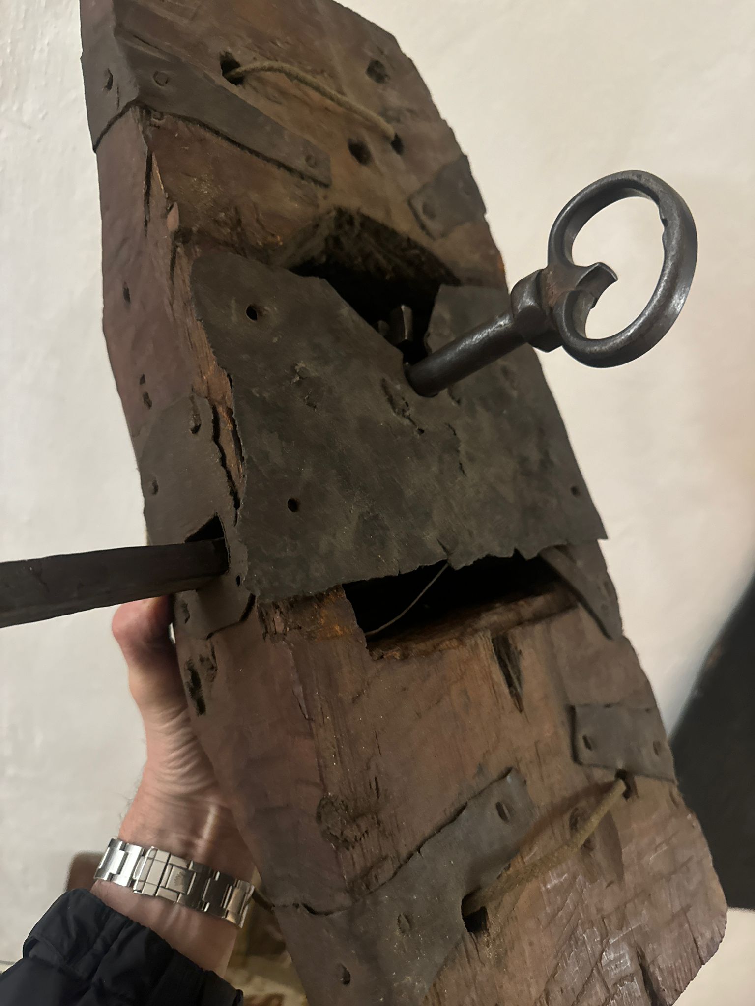 Gewaltiges antikes Schloss mit großem Schlüssel