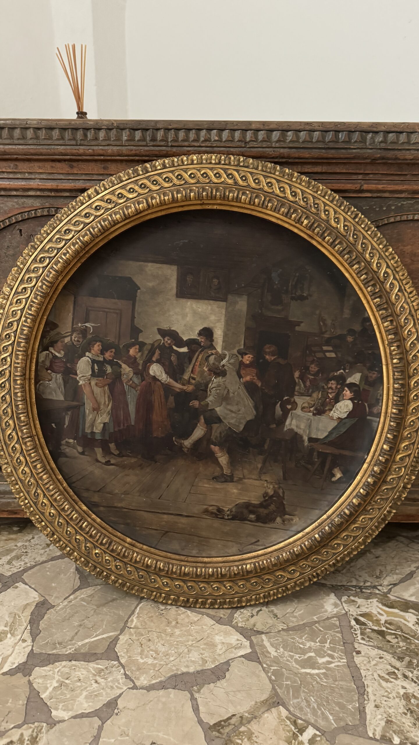 Antikes tiroler Rundgemälde auf Porzellan, Wirtshausszene, signiert 1887