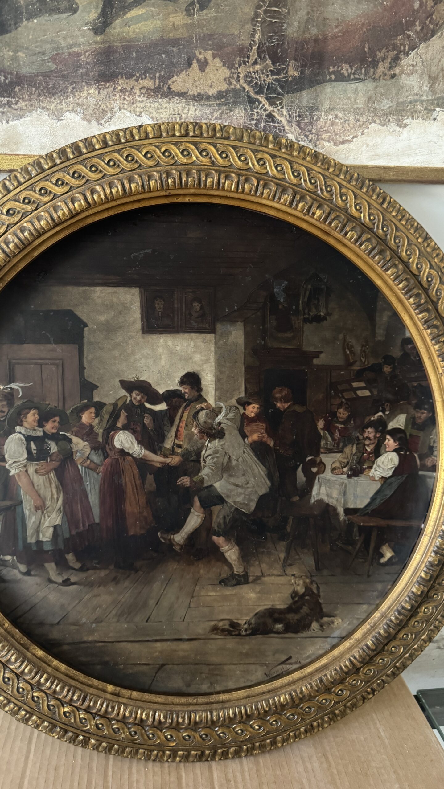Antikes tiroler Rundgemälde auf Porzellan, Wirtshausszene, signiert 1887