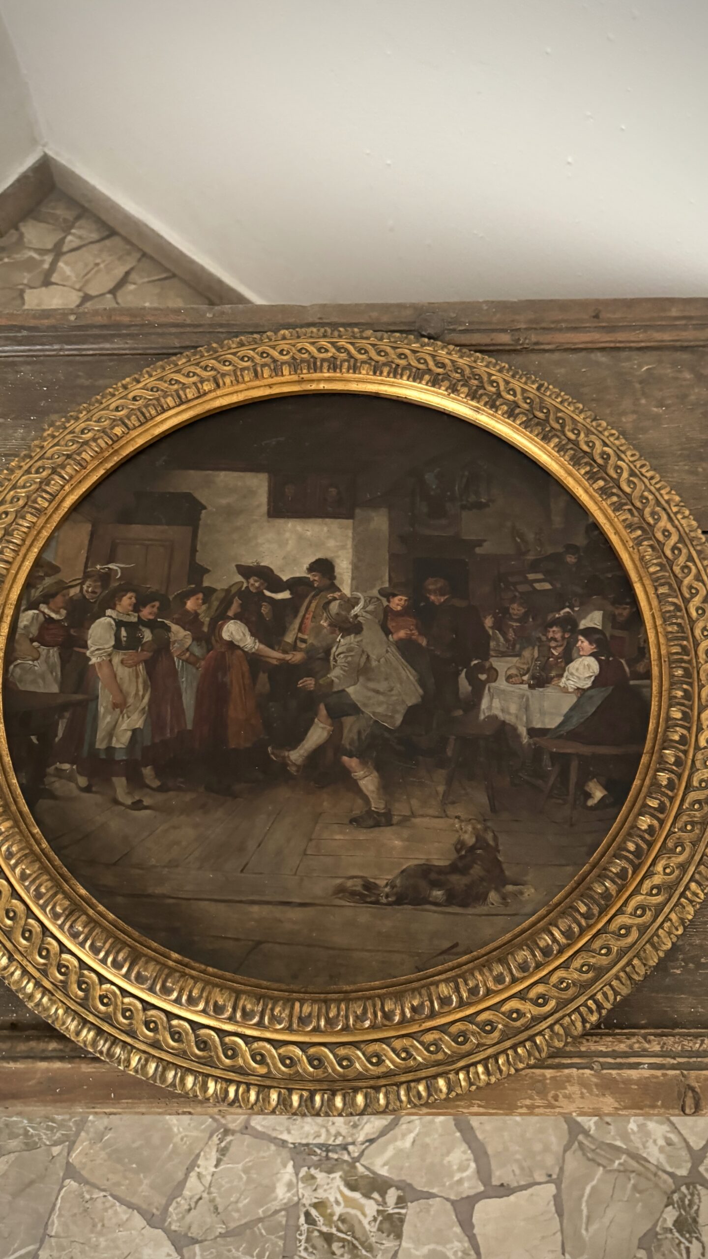 Antikes tiroler Rundgemälde auf Porzellan, Wirtshausszene, signiert 1887