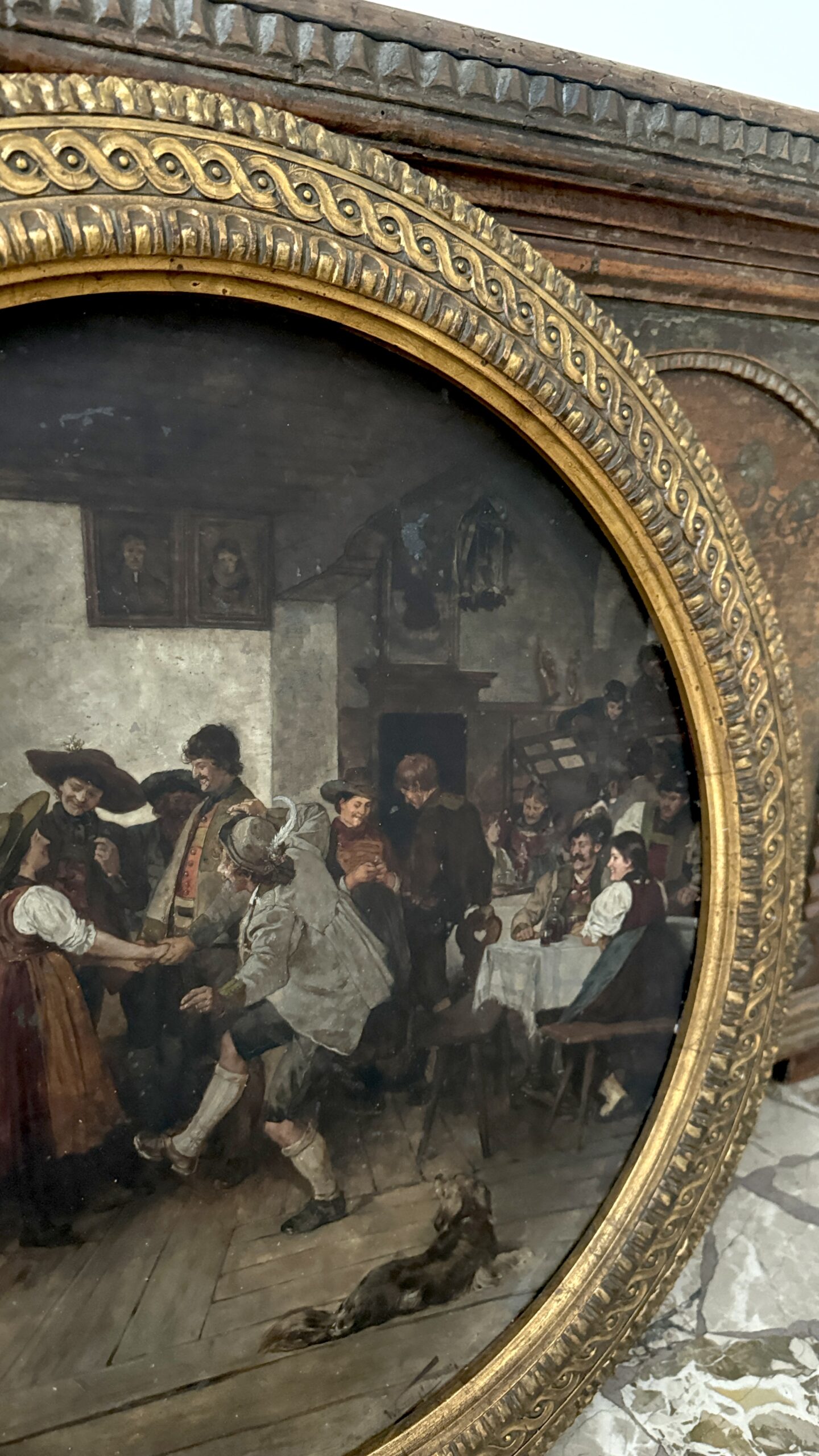 Antikes tiroler Rundgemälde auf Porzellan, Wirtshausszene, signiert 1887