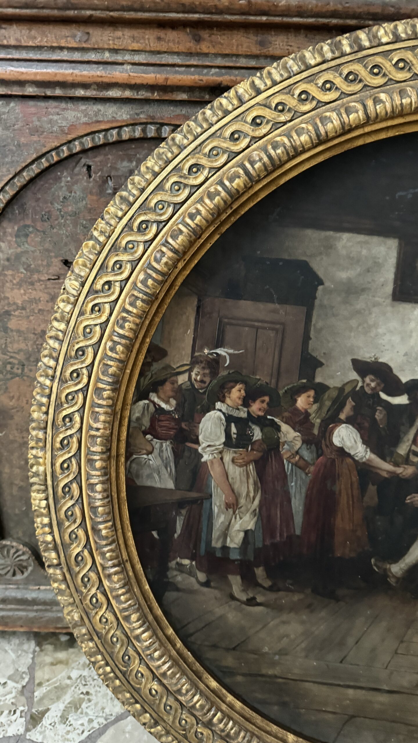 Antikes tiroler Rundgemälde auf Porzellan, Wirtshausszene, signiert 1887