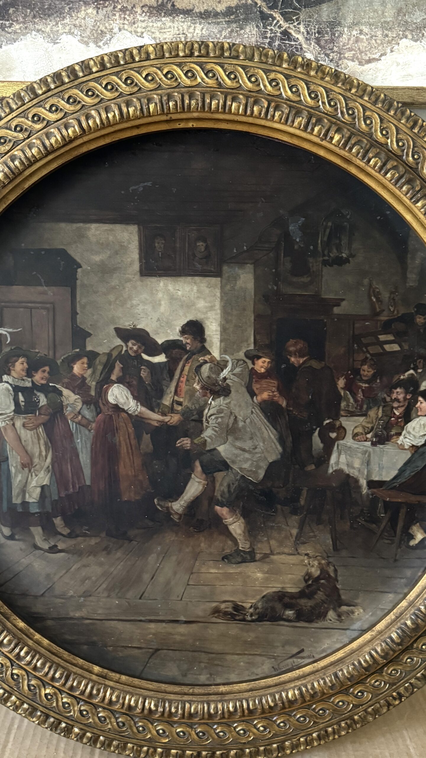 Antikes tiroler Rundgemälde auf Porzellan, Wirtshausszene, signiert 1887
