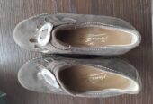 Bozner Tracht samt Trachtenschürze und Trachtenbluse sowie Trachtenschuhe