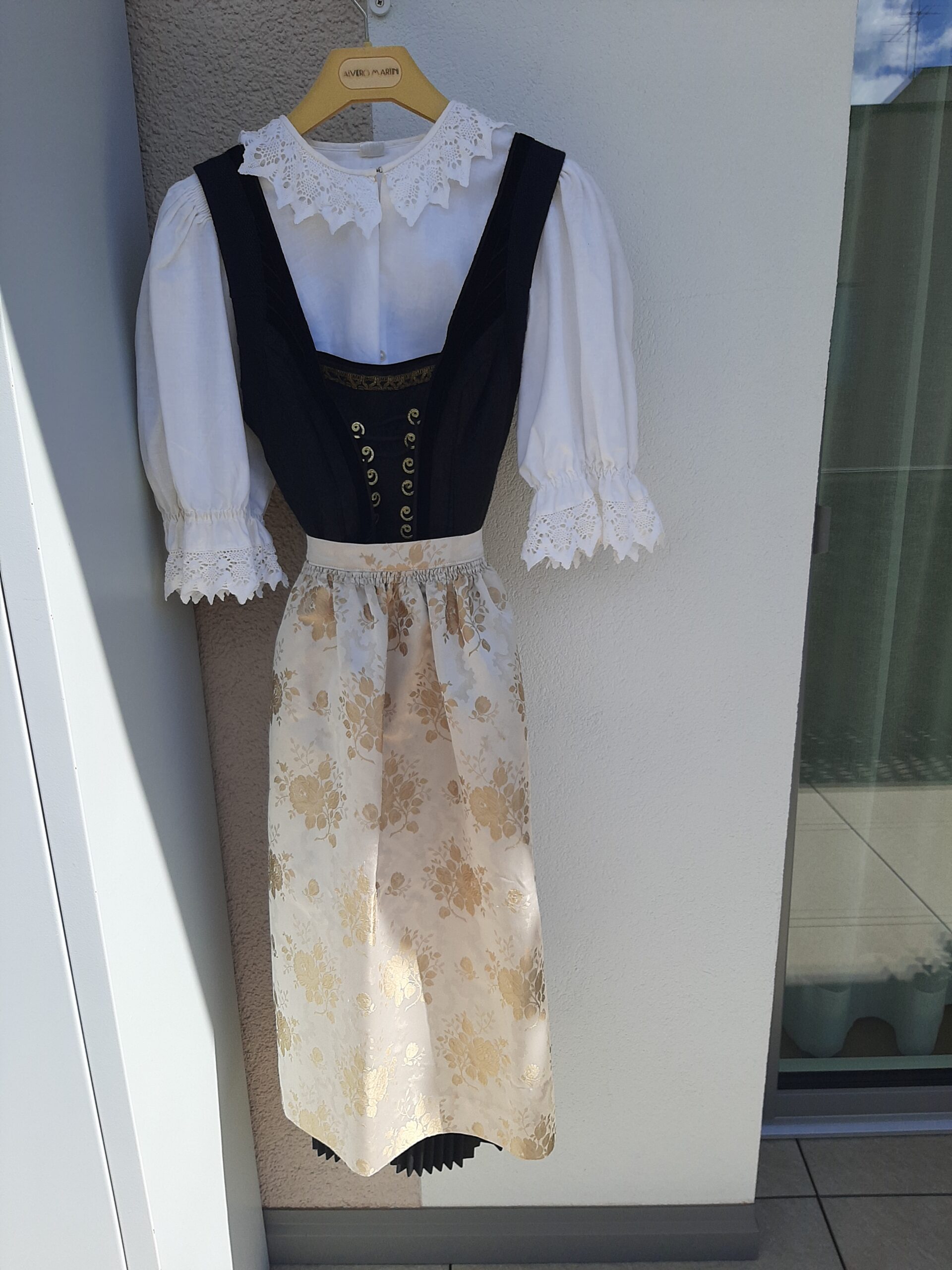 Bozner Tracht samt Trachtenschürze und Trachtenbluse sowie Trachtenschuhe