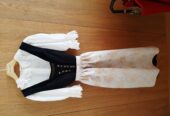 Bozner Tracht samt Trachtenschürze und Trachtenbluse sowie Trachtenschuhe