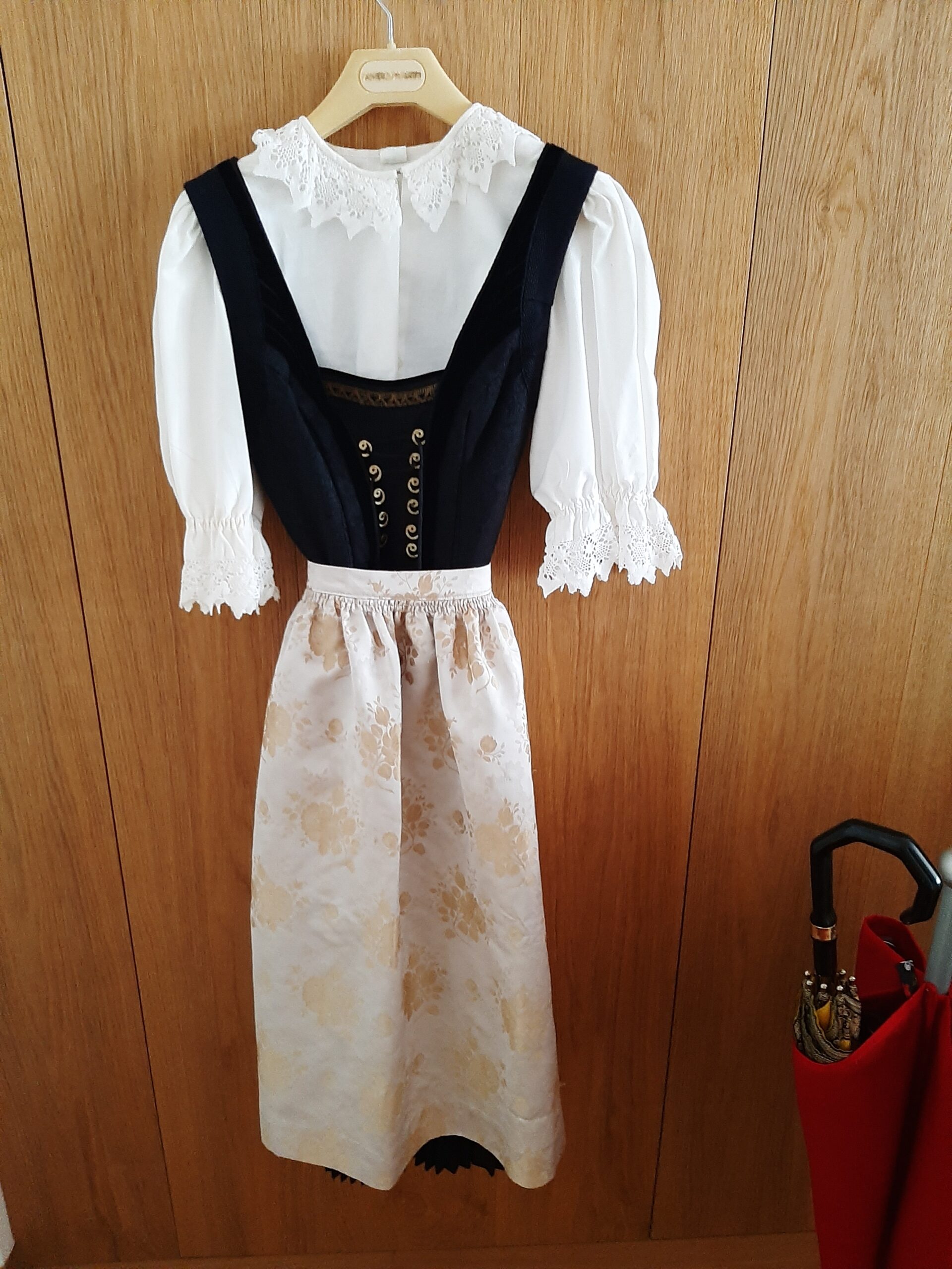 Bozner Tracht samt Trachtenschürze und Trachtenbluse sowie Trachtenschuhe