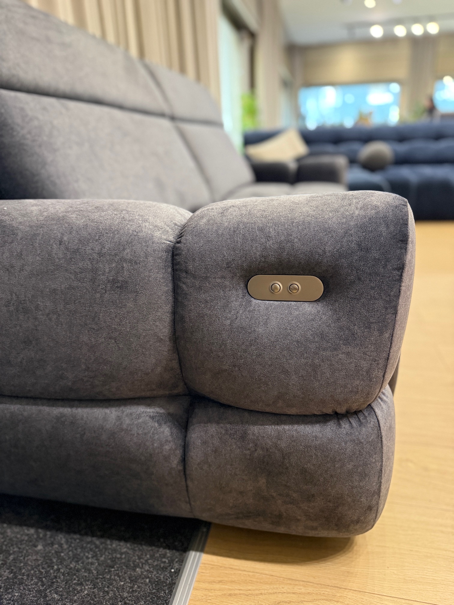 Sofa Mateo mit elektrischem Relax-System – moderner Komfort und intelligente Technologie