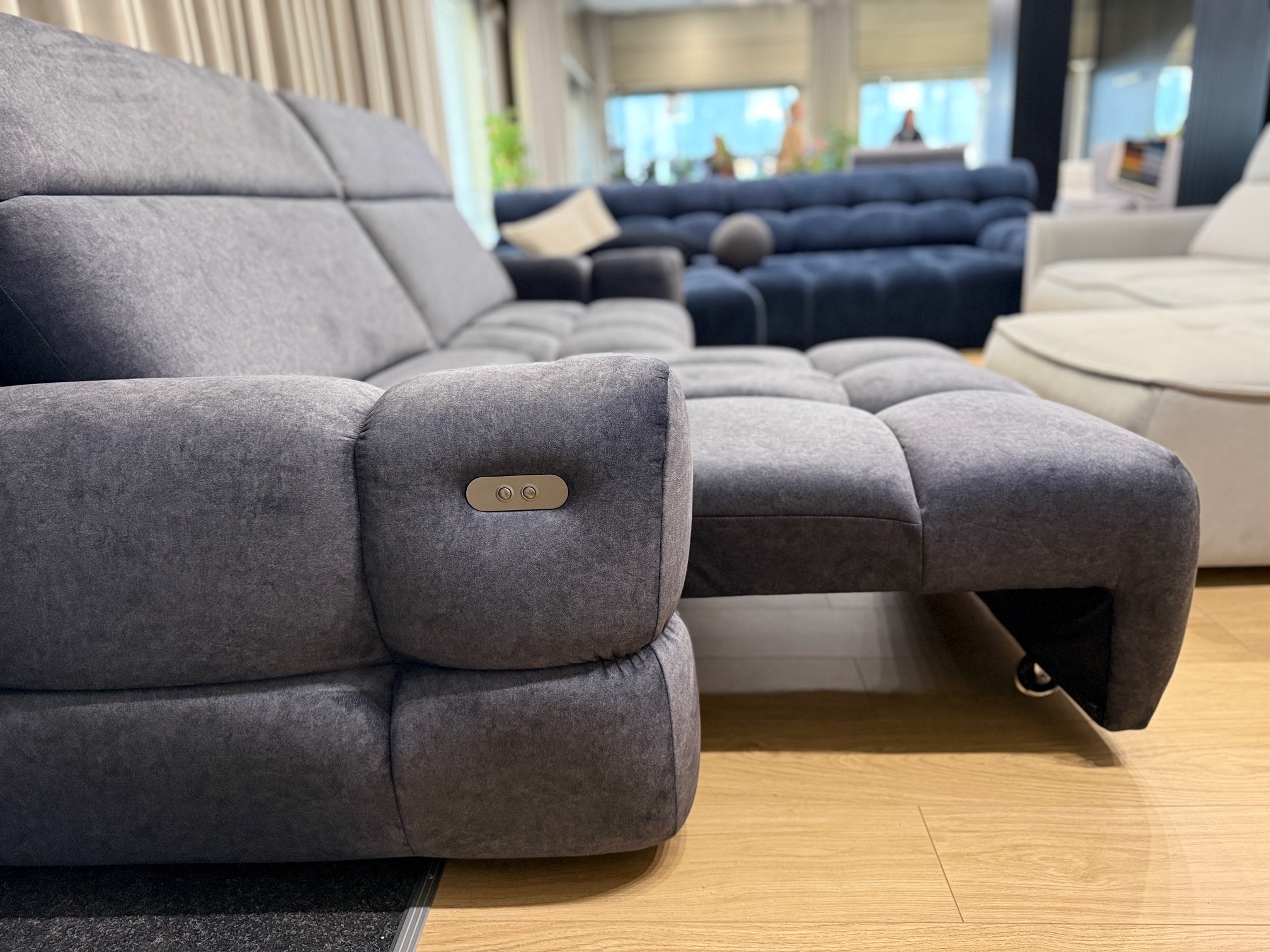 Sofa Mateo mit elektrischem Relax-System – moderner Komfort und intelligente Technologie