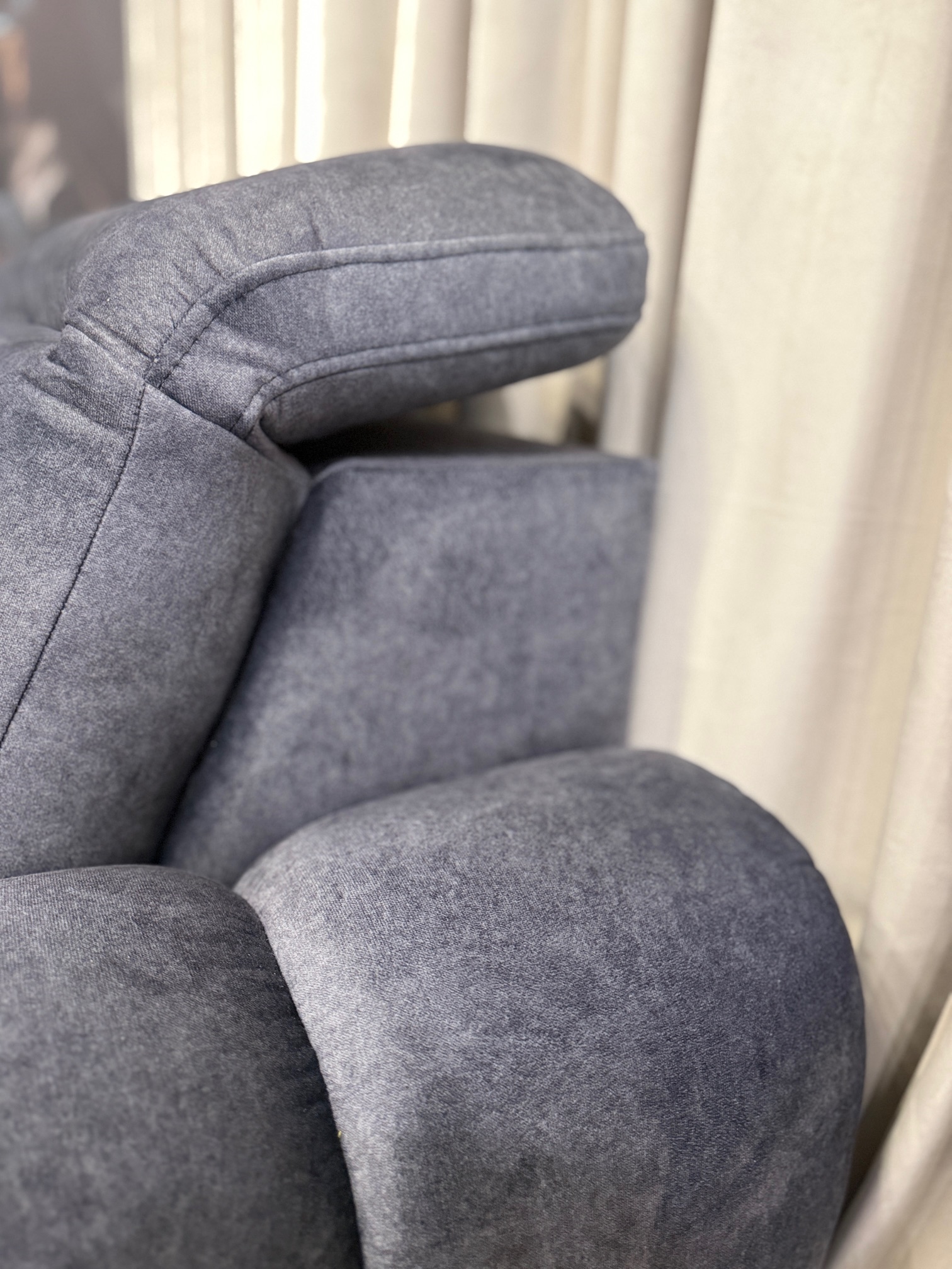 Sofa Mateo mit elektrischem Relax-System – moderner Komfort und intelligente Technologie