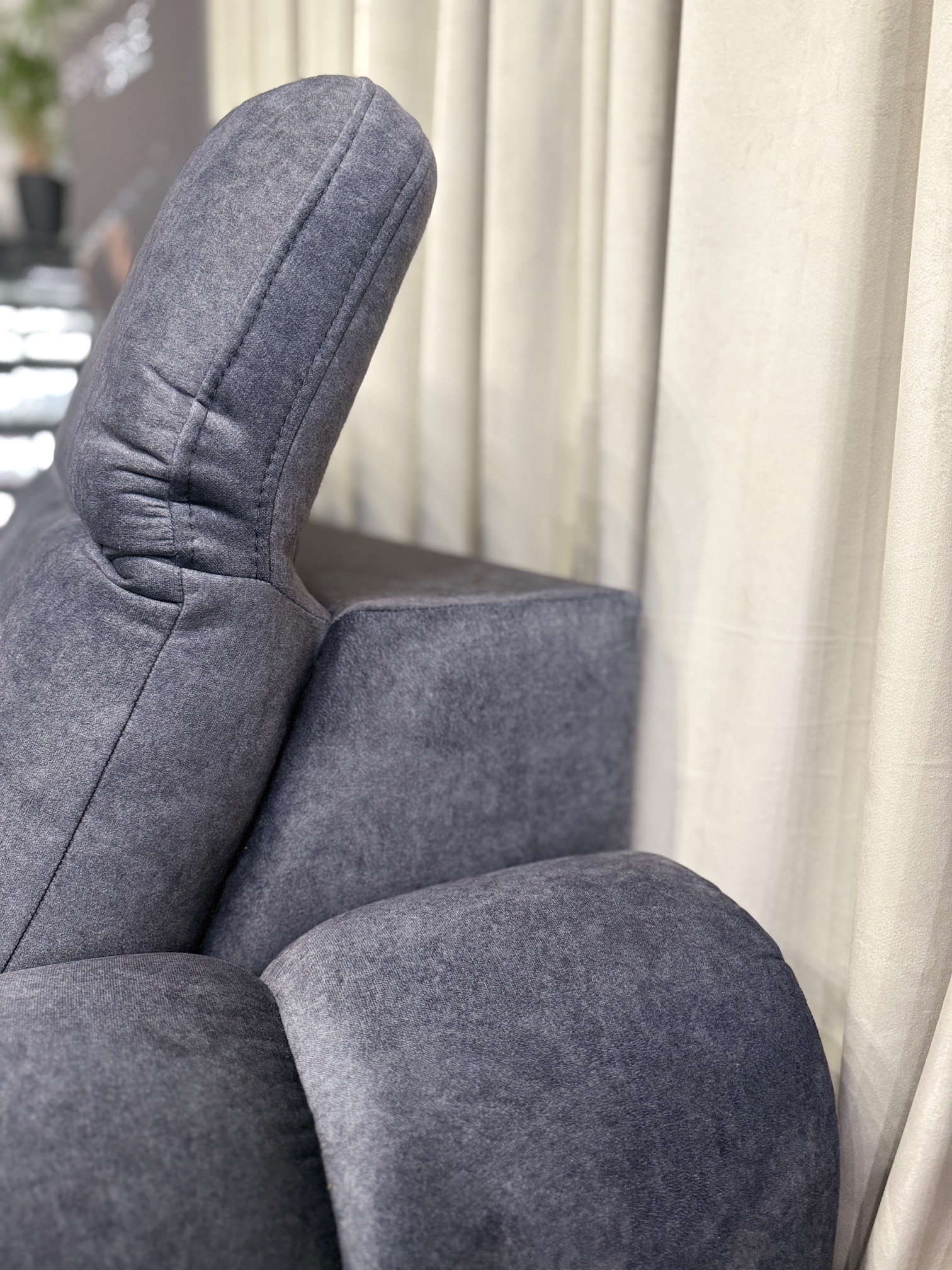 Sofa Mateo mit elektrischem Relax-System – moderner Komfort und intelligente Technologie