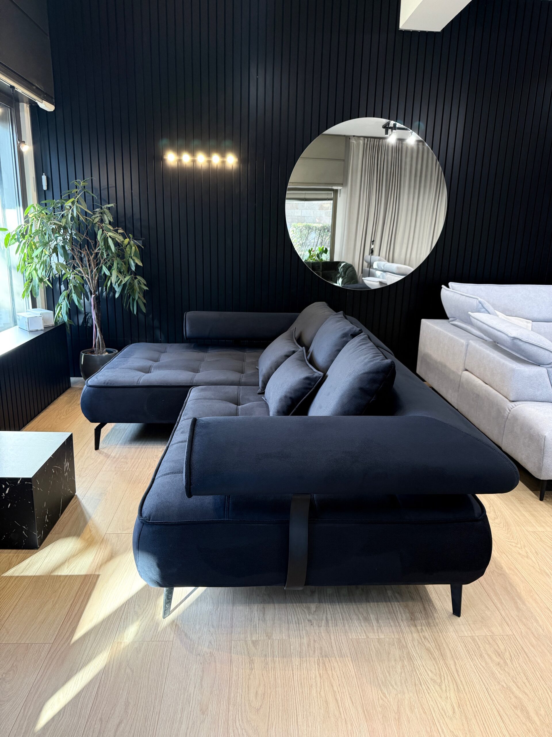 Ecksofa Seledo Mini – modernes Design und technologischer Komfort in elegantem Schwarz