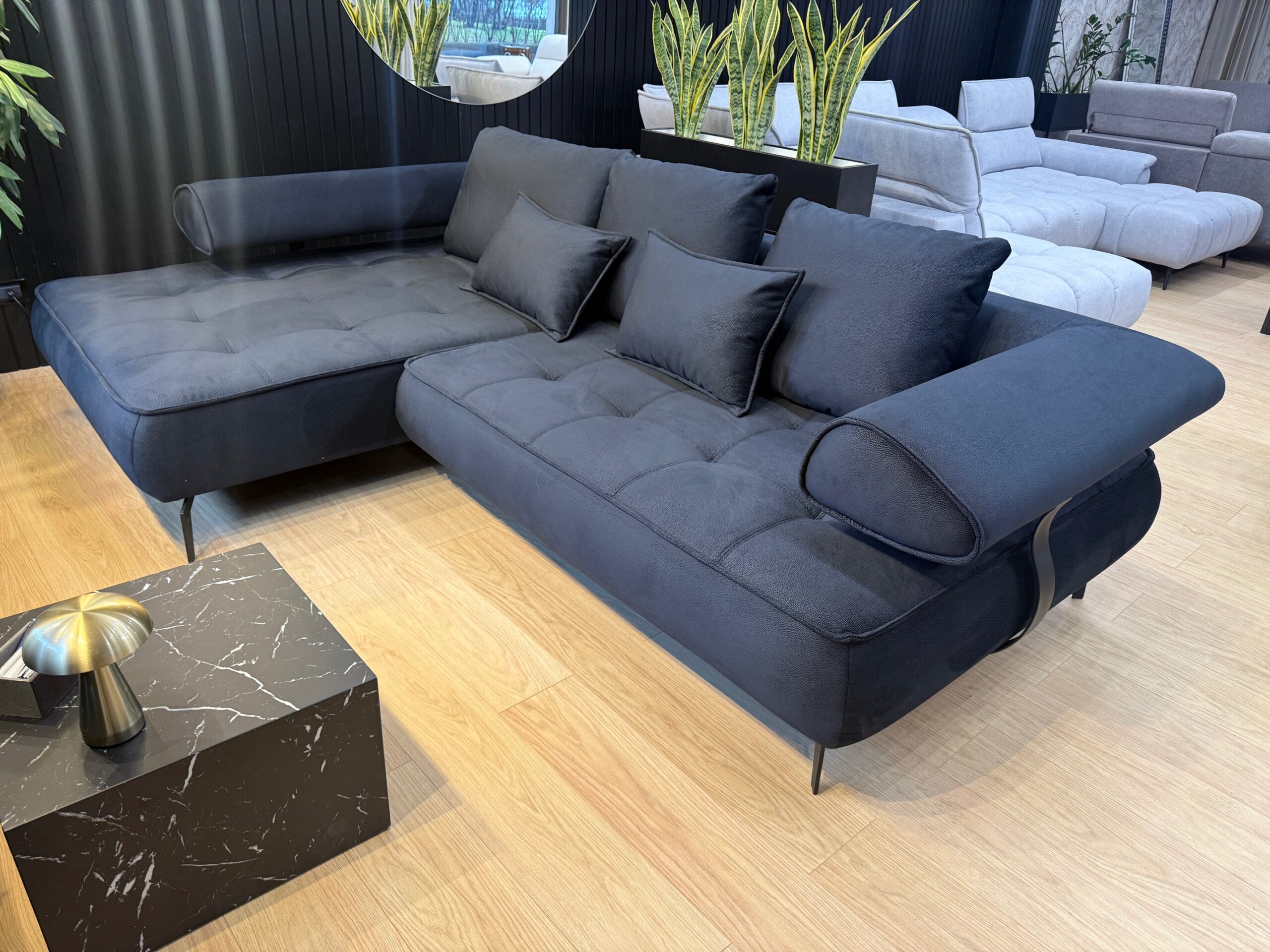 Ecksofa Seledo Mini – modernes Design und technologischer Komfort in elegantem Schwarz