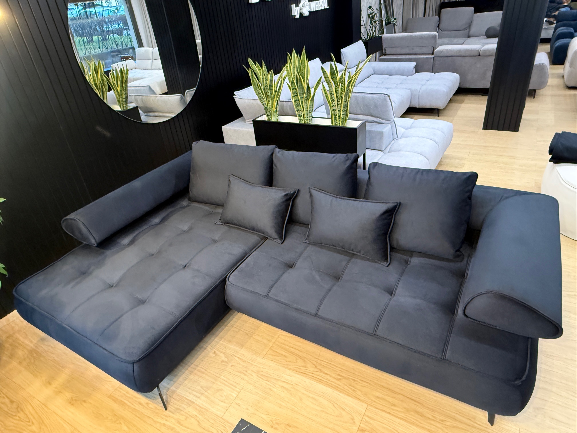 Ecksofa Seledo Mini – modernes Design und technologischer Komfort in elegantem Schwarz