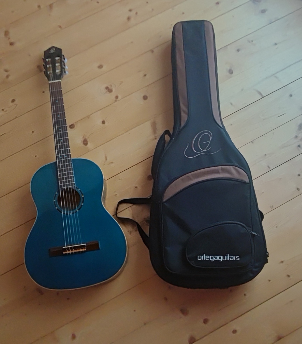 Gitarre: Ortega Konzertgitarre R121SNOC inkl. Original Gigbag – Blau – Sehr guter Zustand