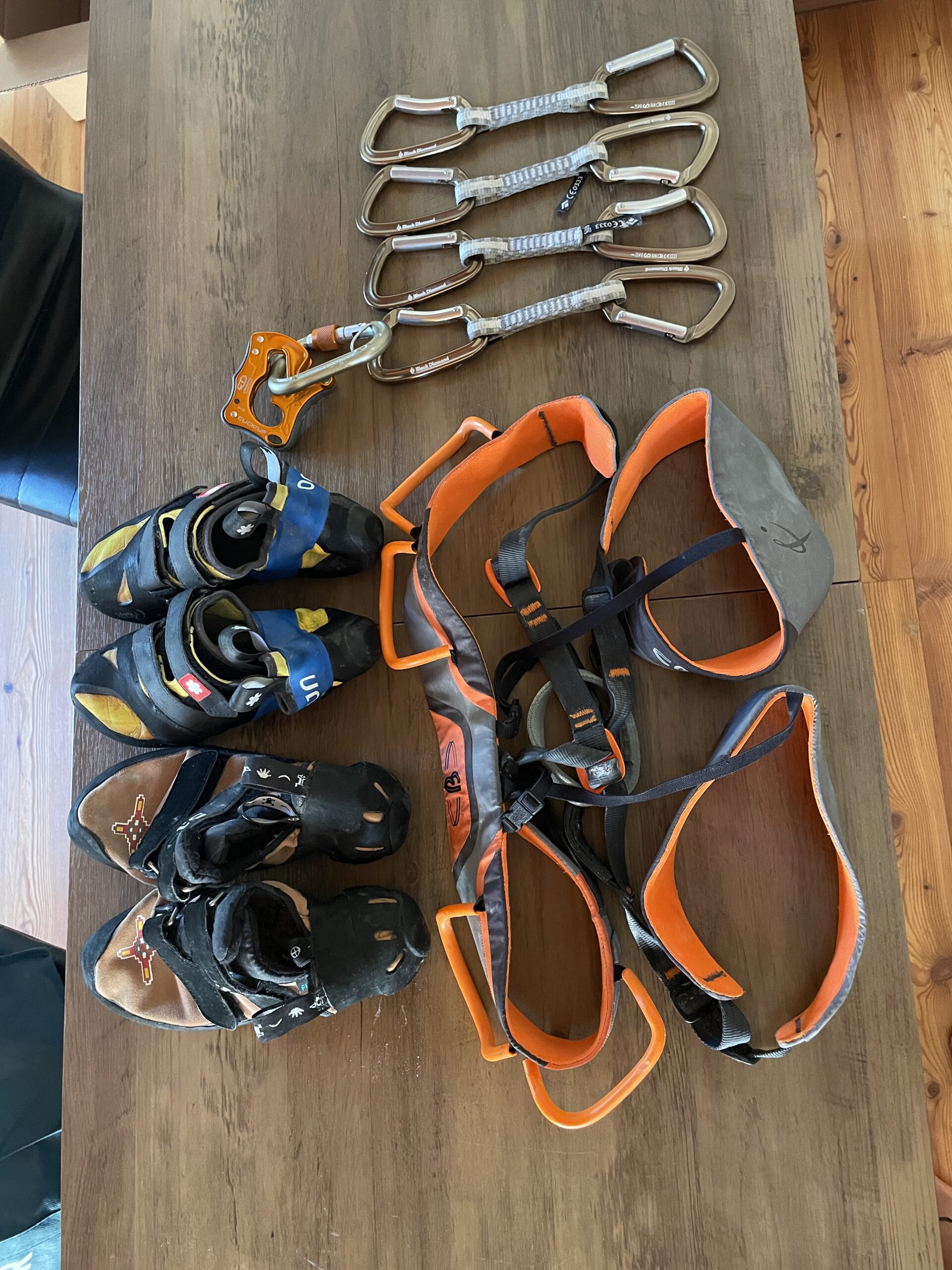 Kletterschuhe, Karabiner & Sicherungsgerät