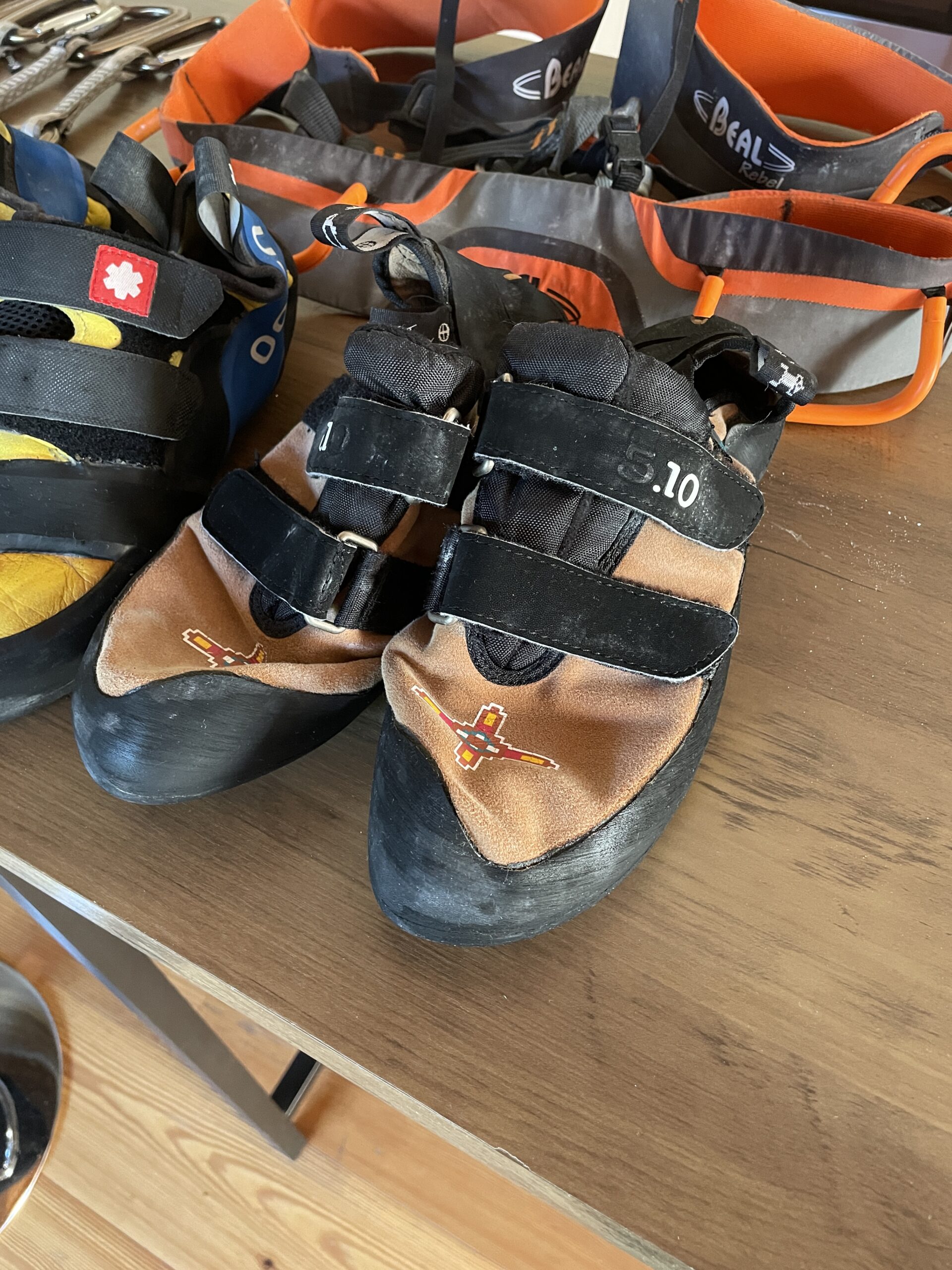 Kletterschuhe, Karabiner & Sicherungsgerät
