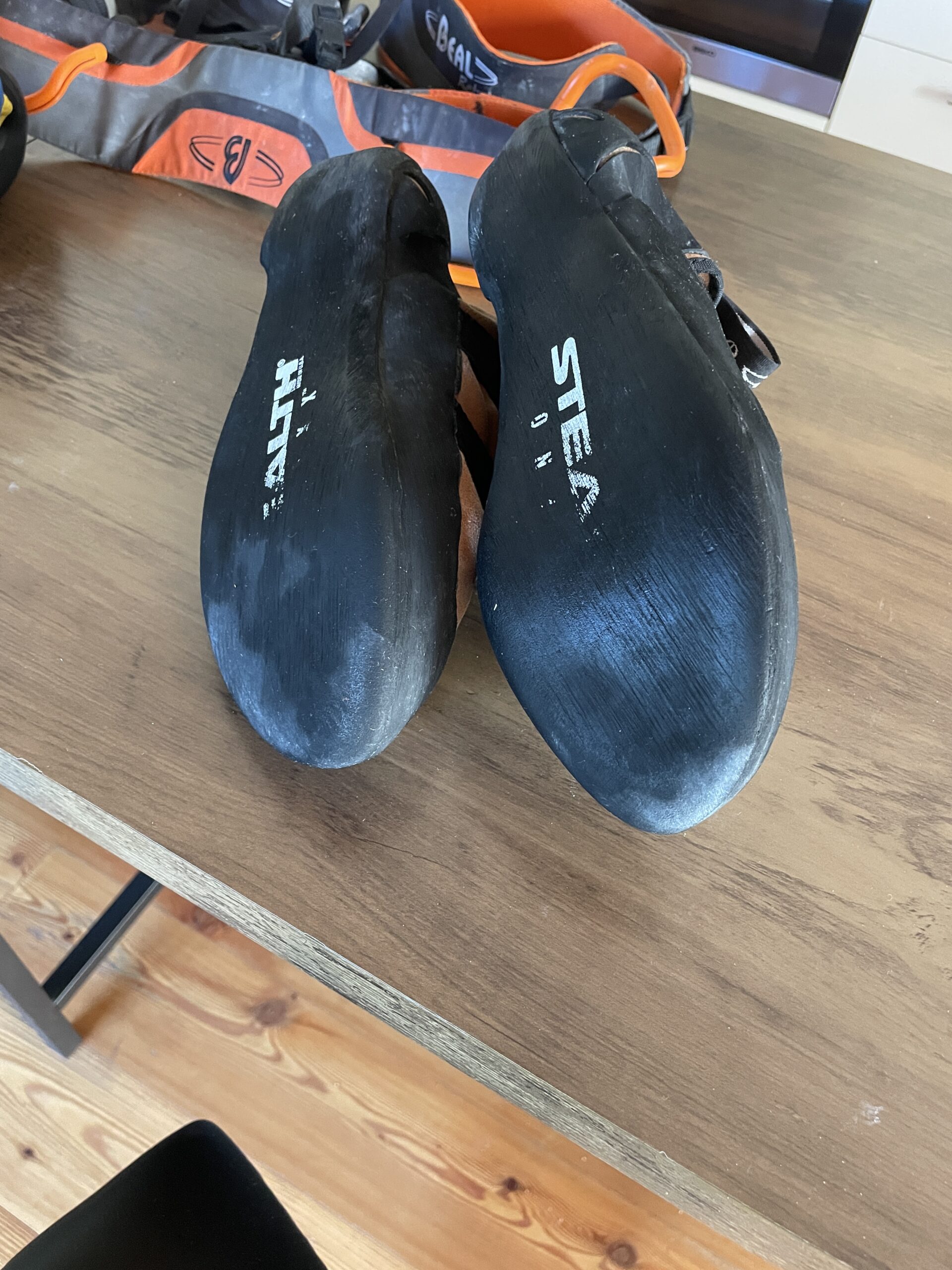 Kletterschuhe, Karabiner & Sicherungsgerät