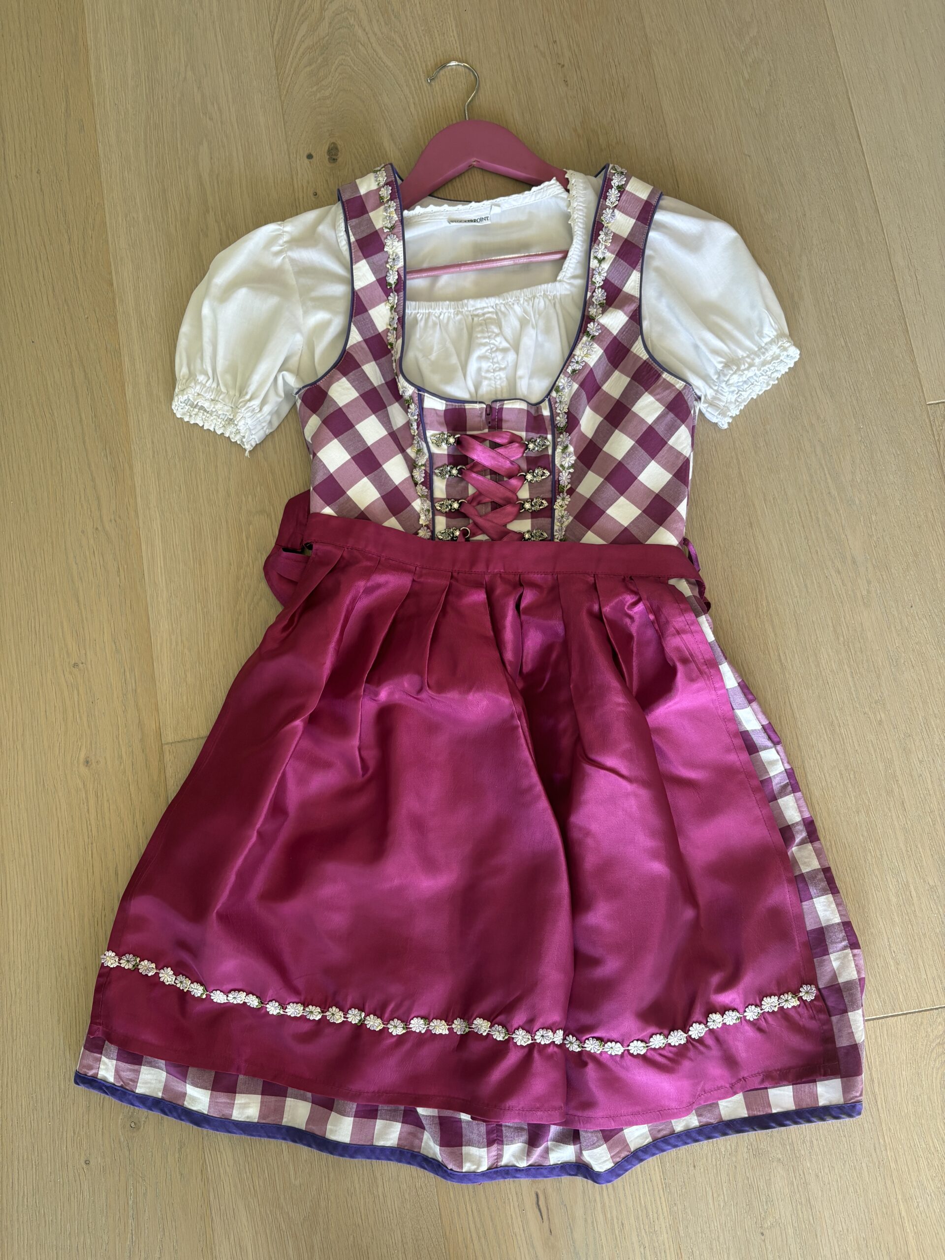 Dirndl kurz mit Bluse