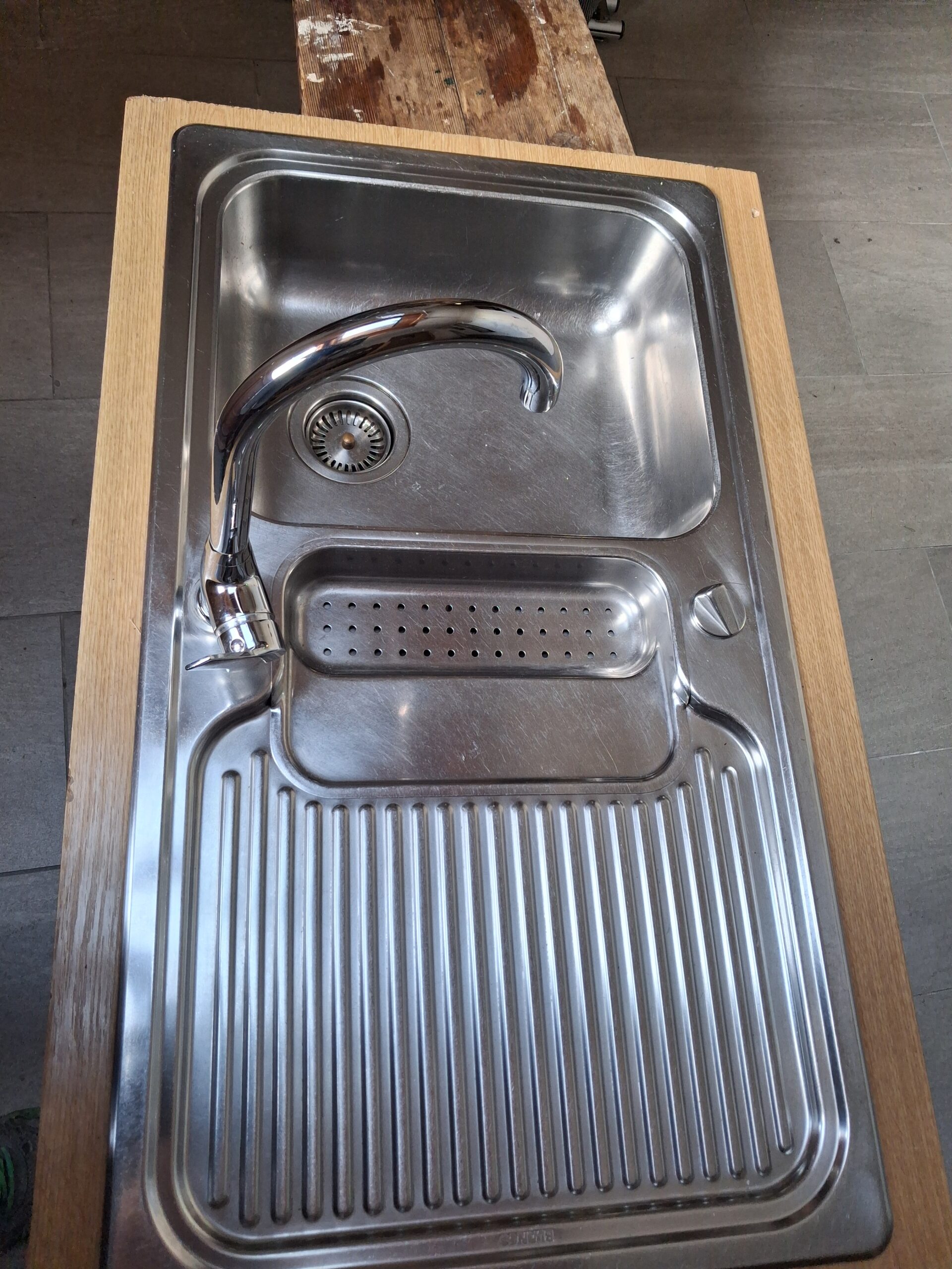 Küchenspüle mit Wasserhahn gr. 90*50 cm
