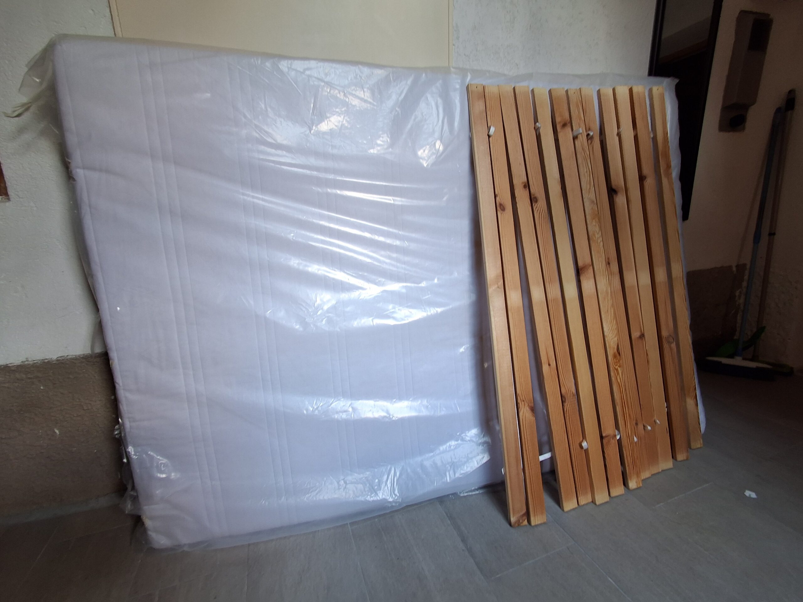 Neuwertige Matratze 140X200 cm mit Holzlattenrost
