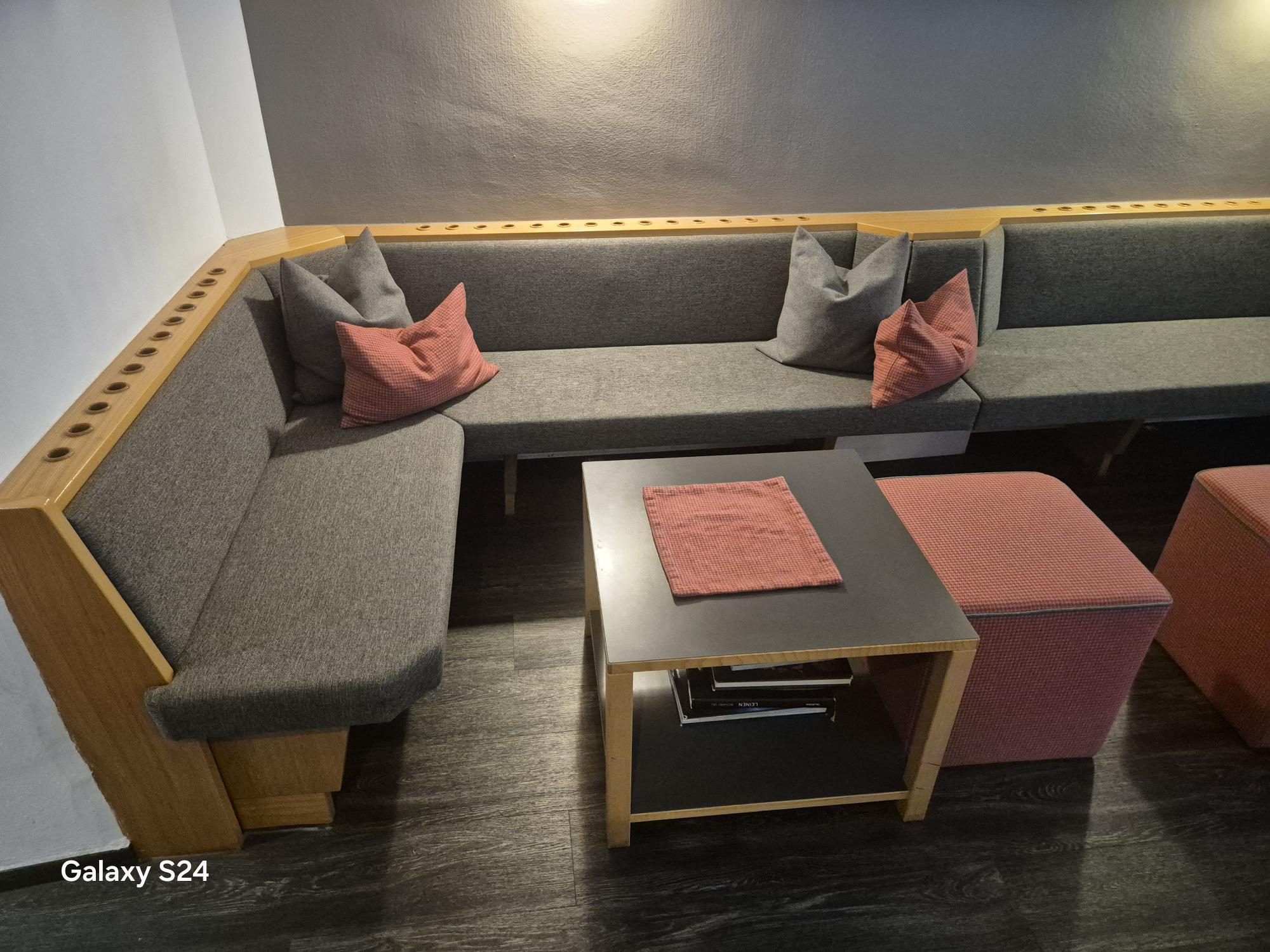 Tische, Stühle, Buffet, Theke, Couch ab sofort kurzfristig günstig zu verkaufen