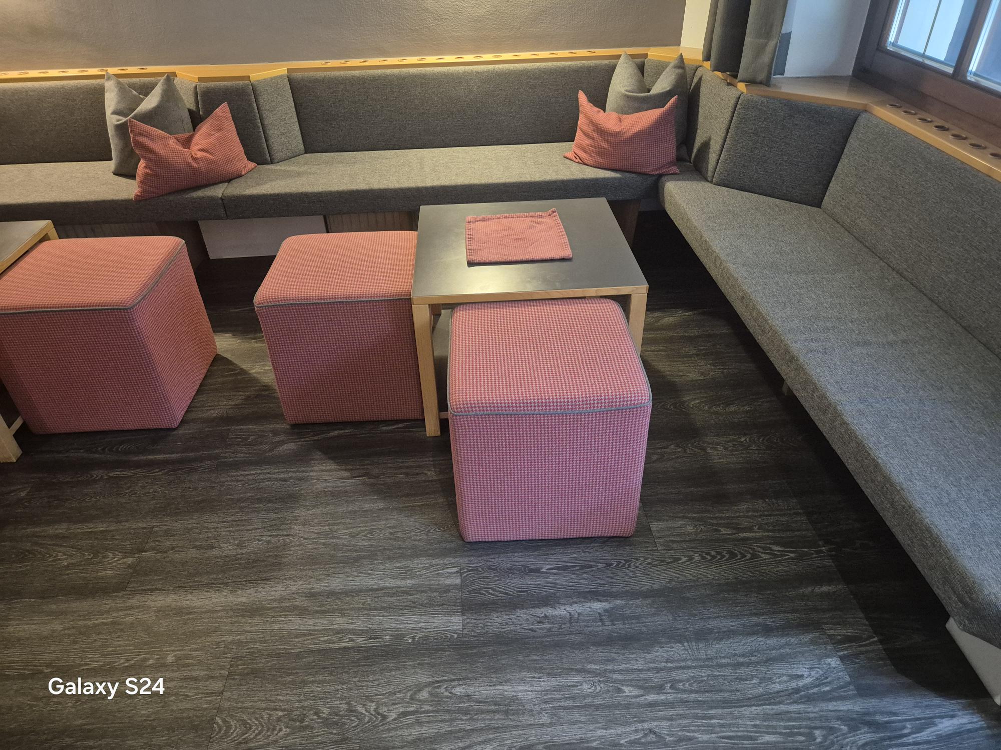 Tische, Stühle, Buffet, Theke, Couch ab sofort kurzfristig günstig zu verkaufen