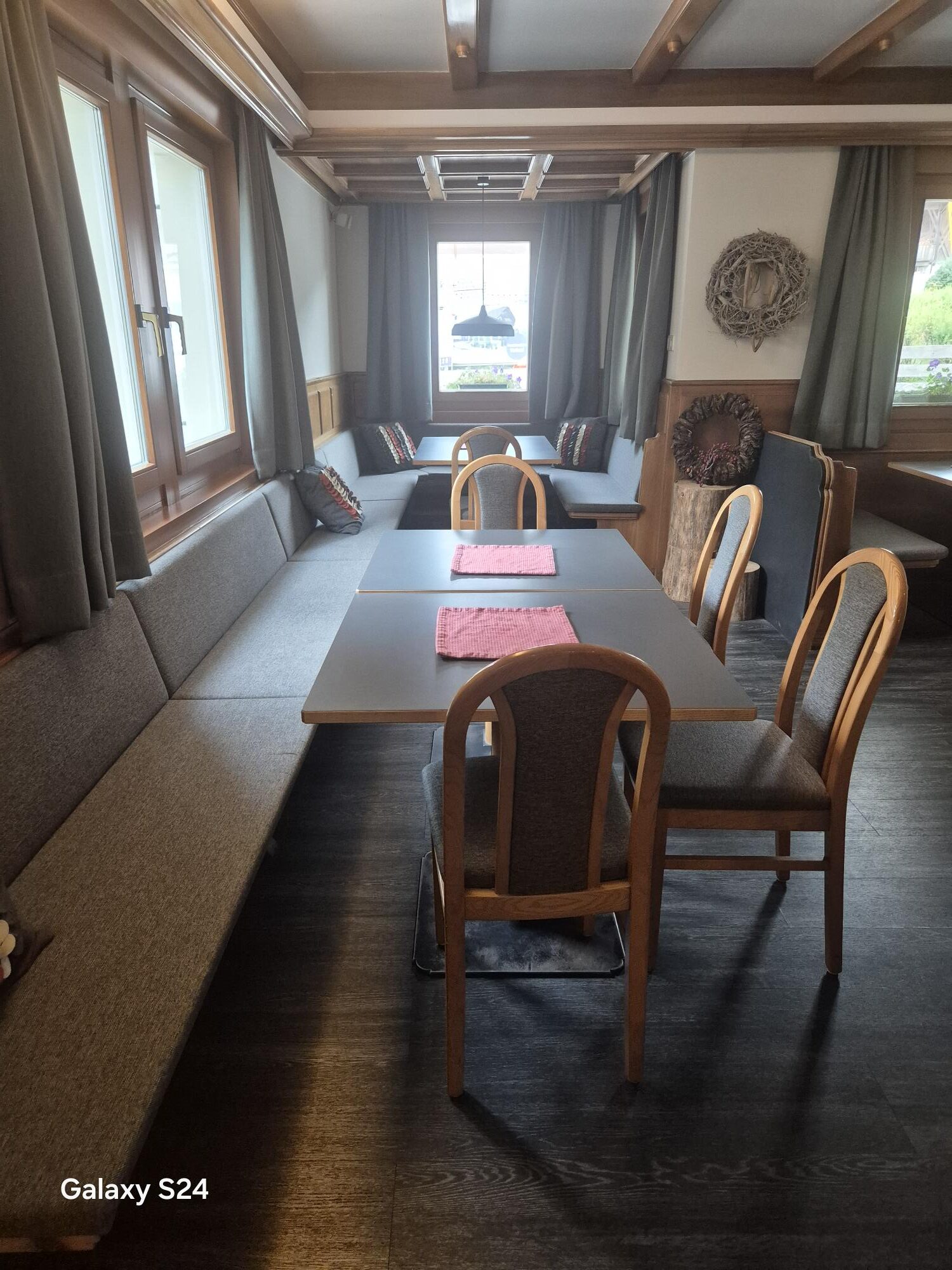 Tische, Stühle, Buffet, Theke, Couch ab sofort kurzfristig günstig zu verkaufen