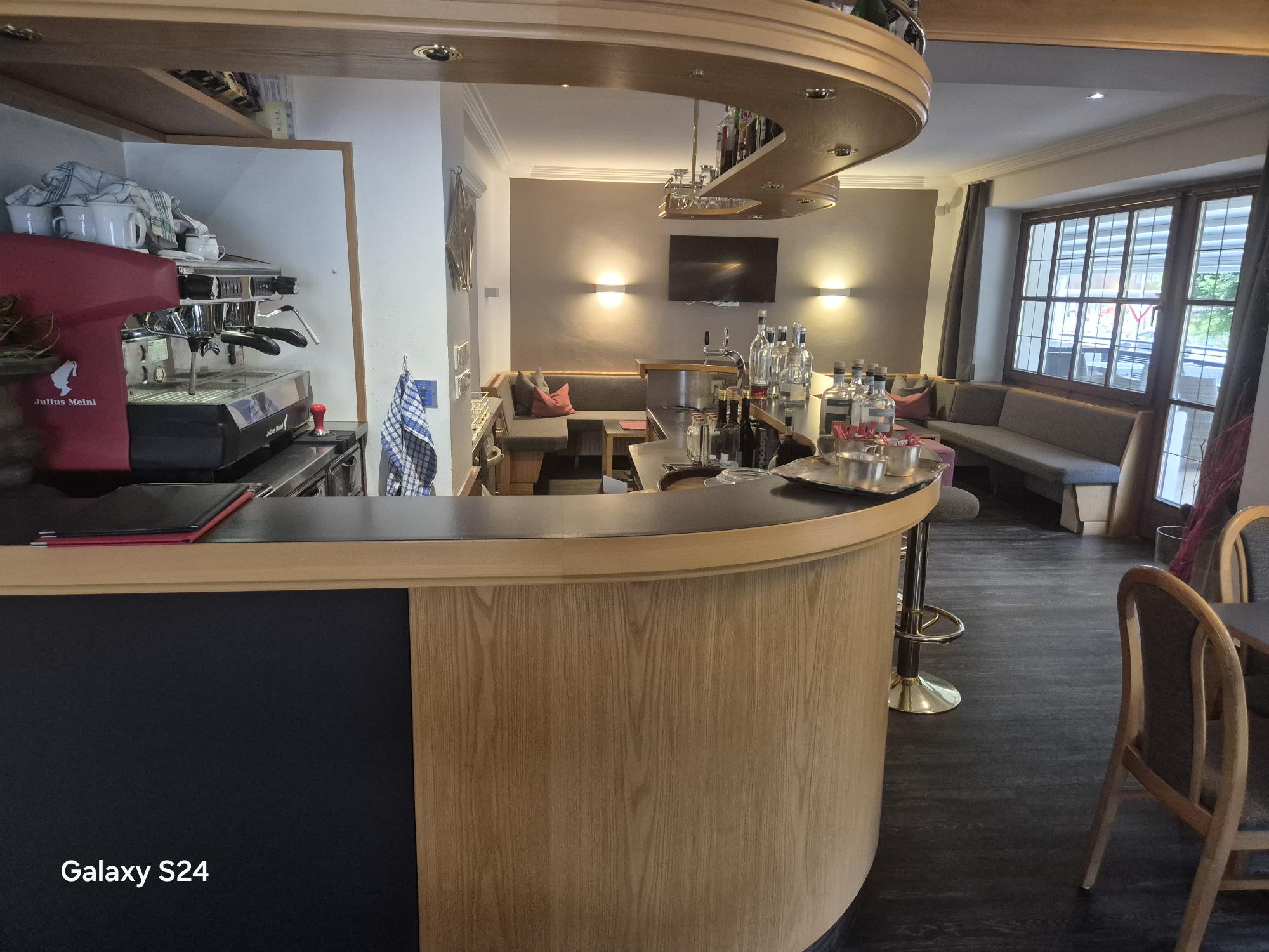 Tische, Stühle, Buffet, Theke, Couch ab sofort kurzfristig günstig zu verkaufen
