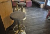 Tische, Stühle, Buffet, Theke, Couch ab sofort kurzfristig günstig zu verkaufen