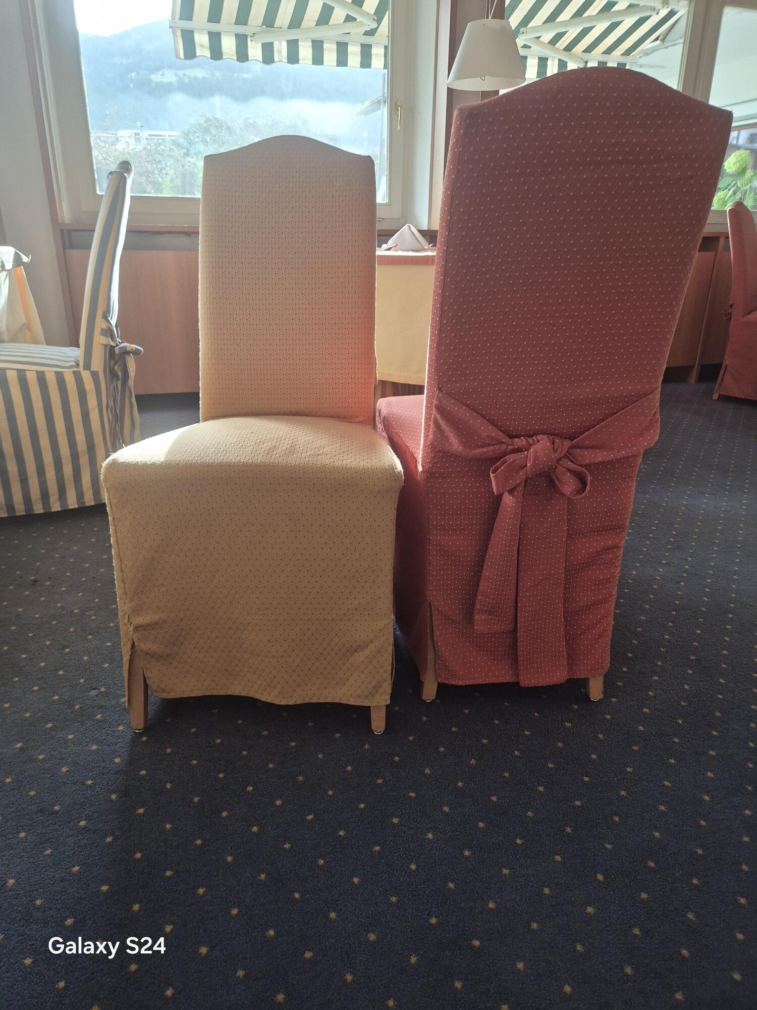 Tische, Stühle, Buffet, Theke, Couch ab sofort kurzfristig günstig zu verkaufen