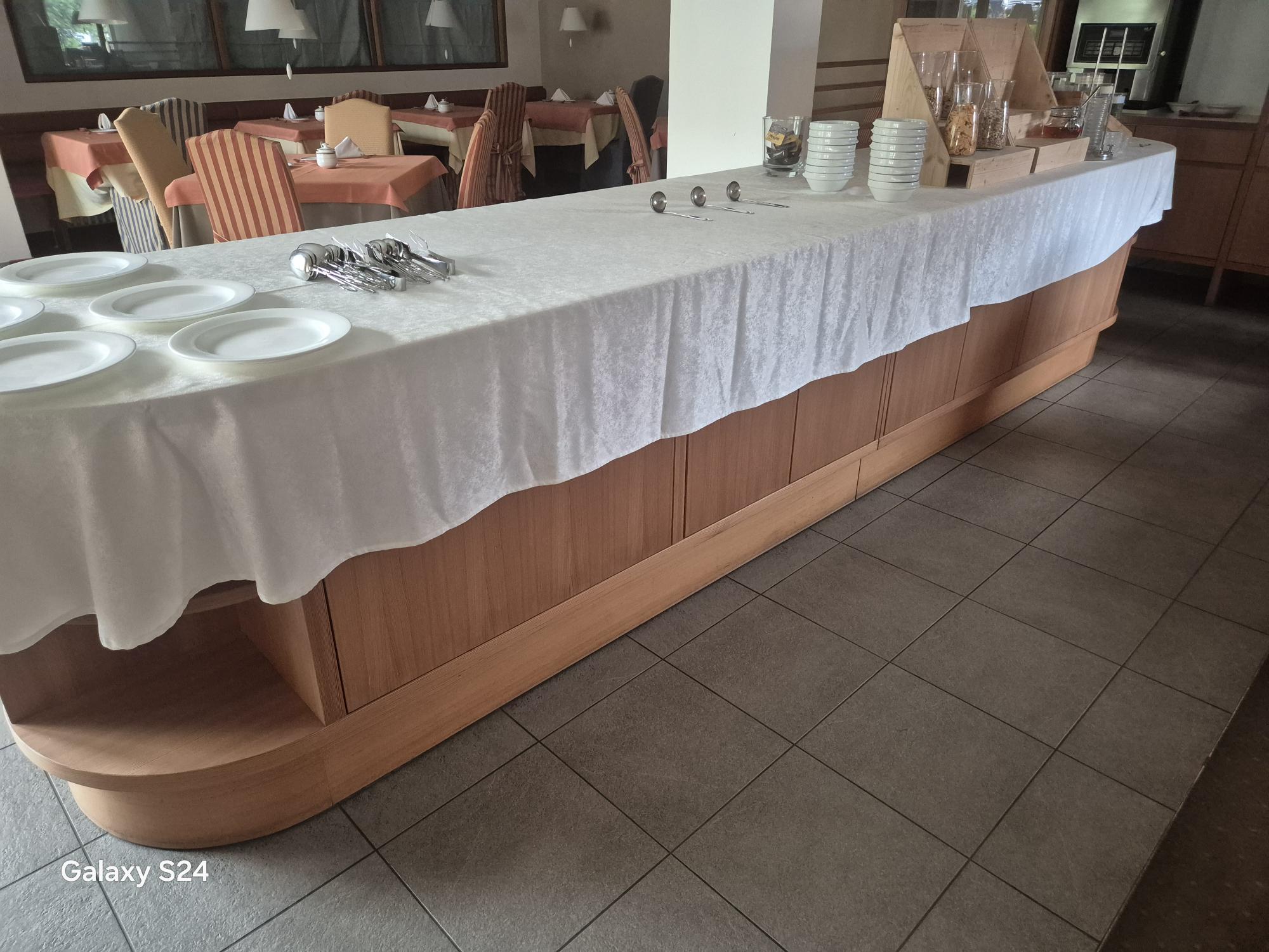 Tische, Stühle, Buffet, Theke, Couch ab sofort kurzfristig günstig zu verkaufen