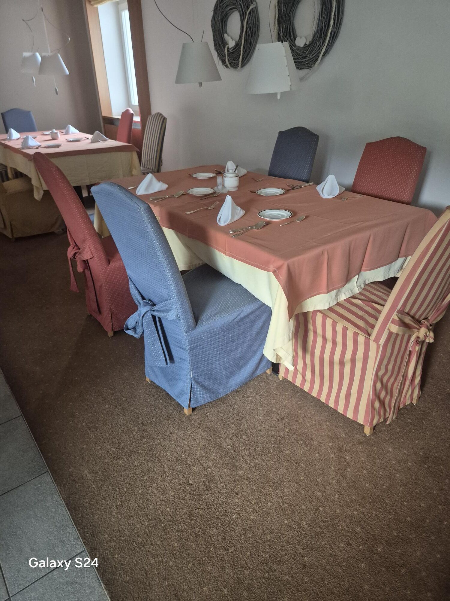 Tische, Stühle, Buffet, Theke, Couch ab sofort kurzfristig günstig zu verkaufen
