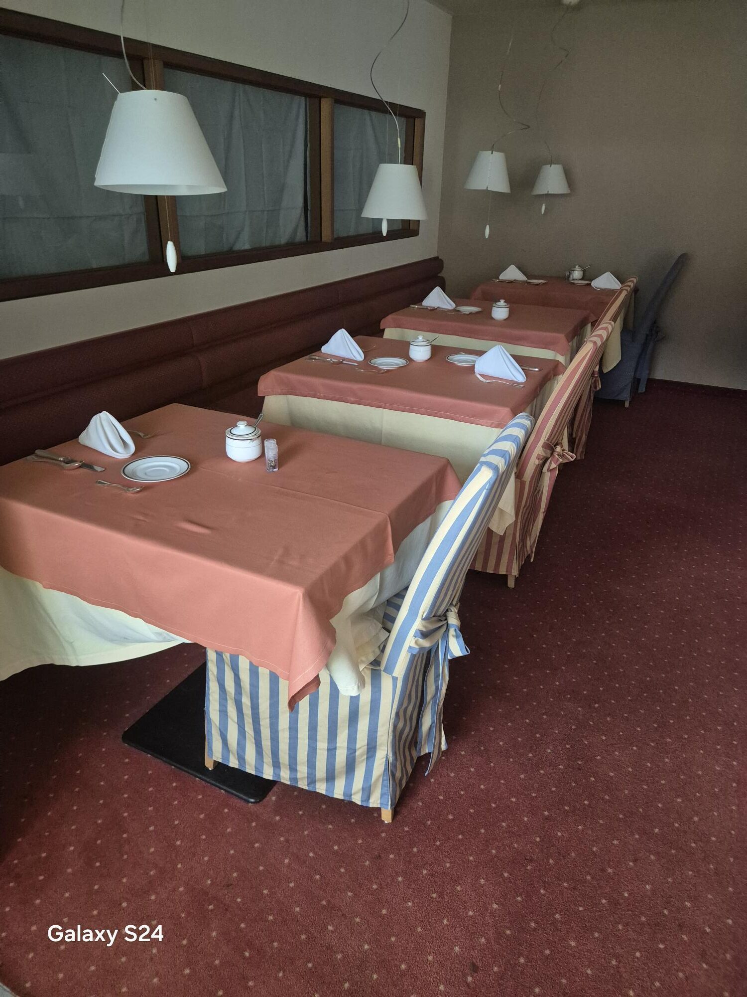 Tische, Stühle, Buffet, Theke, Couch ab sofort kurzfristig günstig zu verkaufen
