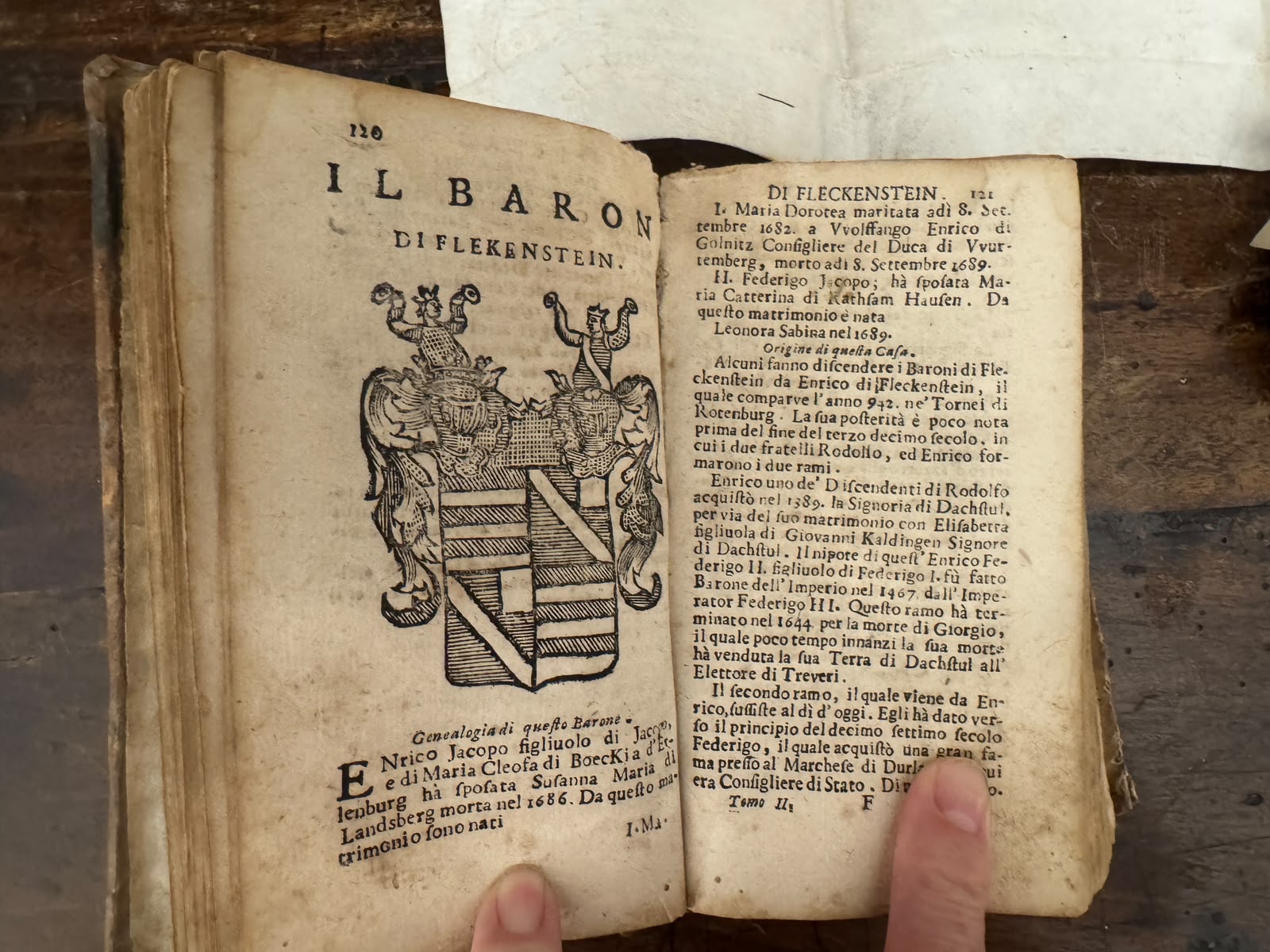 Kurioses Konvolut, antikes Buch und Pergamenturkunden