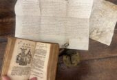 Kurioses Konvolut, antikes Buch und Pergamenturkunden