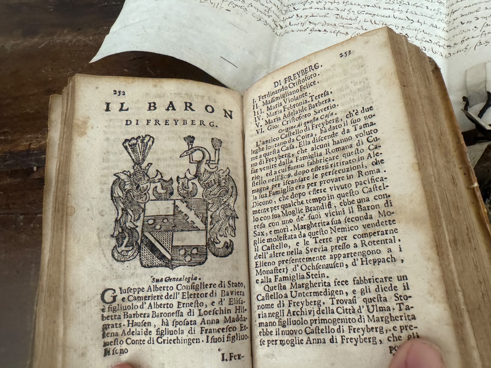 Kurioses Konvolut, antikes Buch und Pergamenturkunden