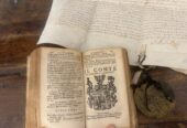 Kurioses Konvolut, antikes Buch und Pergamenturkunden