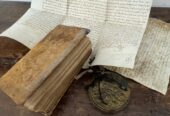 Kurioses Konvolut, antikes Buch und Pergamenturkunden