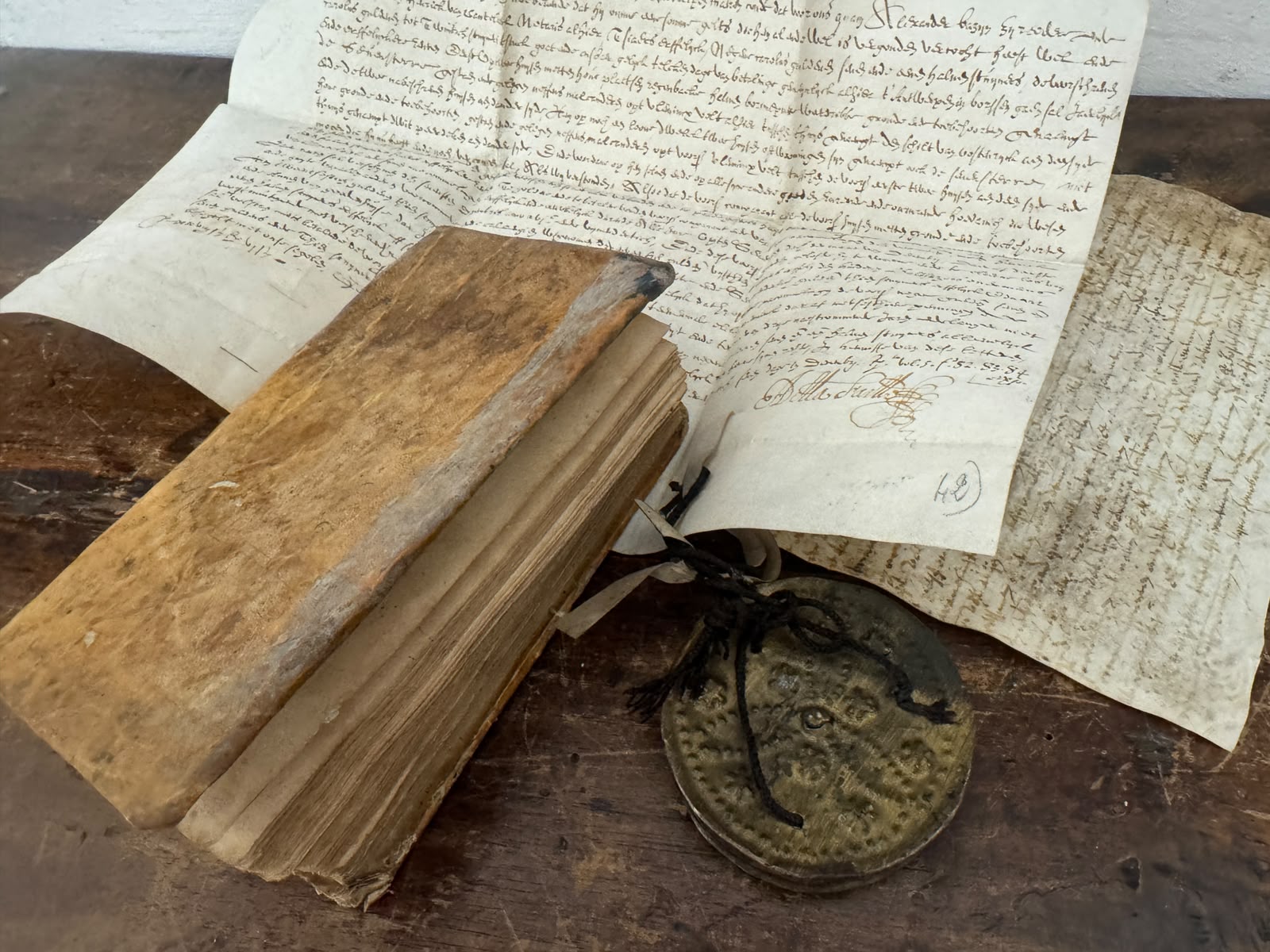 Kurioses Konvolut, antikes Buch und Pergamenturkunden