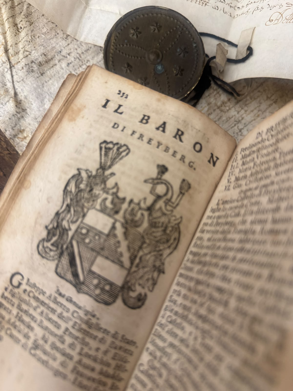 Kurioses Konvolut, antikes Buch und Pergamenturkunden