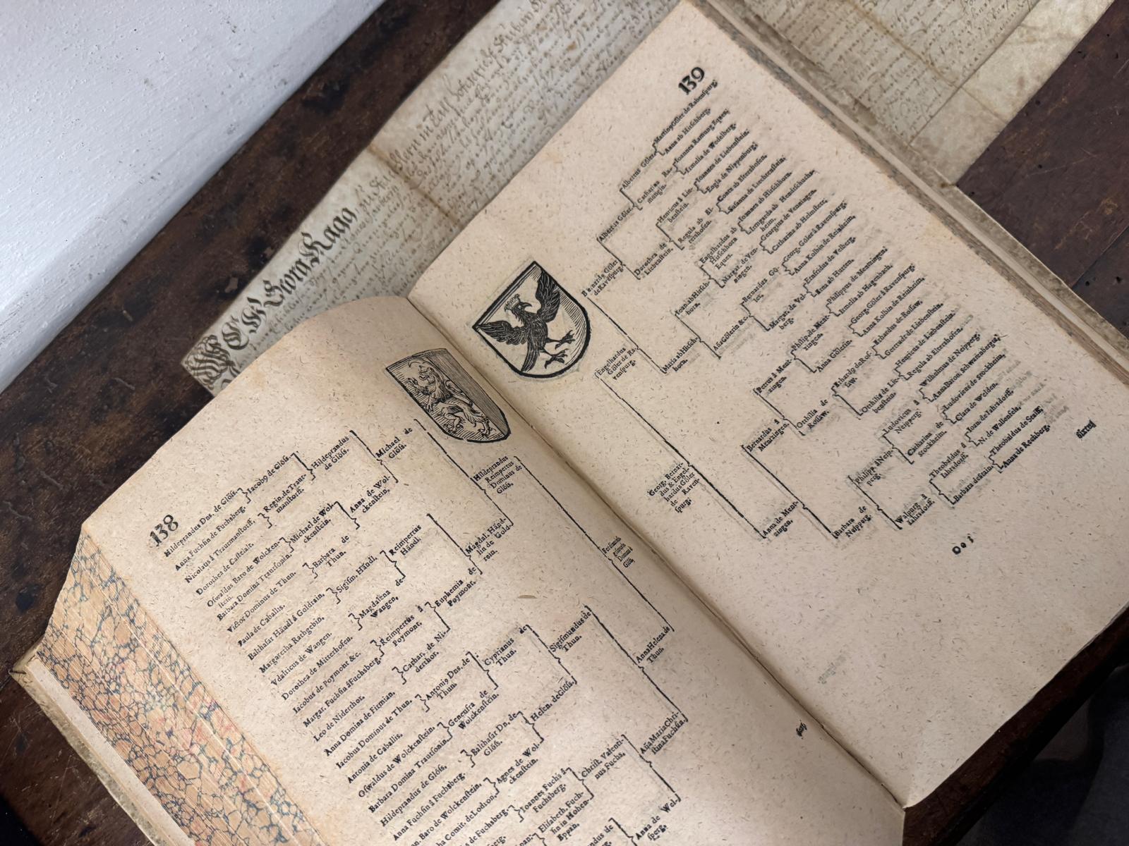 Hochwertiges Konvolut, großes antikes Wappenbuch, Pergament mit intakter Siegelkapsel und Wappen u.m.