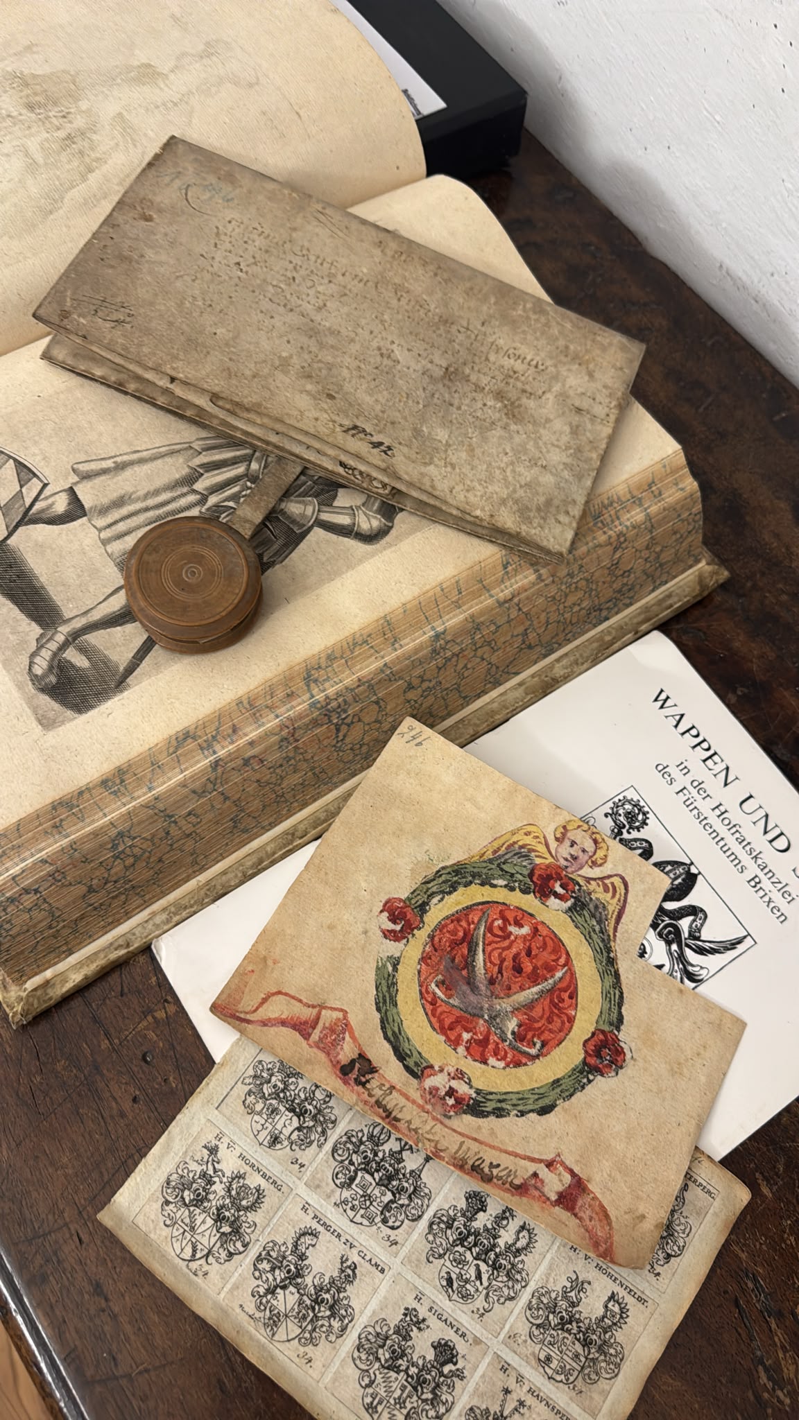 Hochwertiges Konvolut, großes antikes Wappenbuch, Pergament mit intakter Siegelkapsel und Wappen u.m.